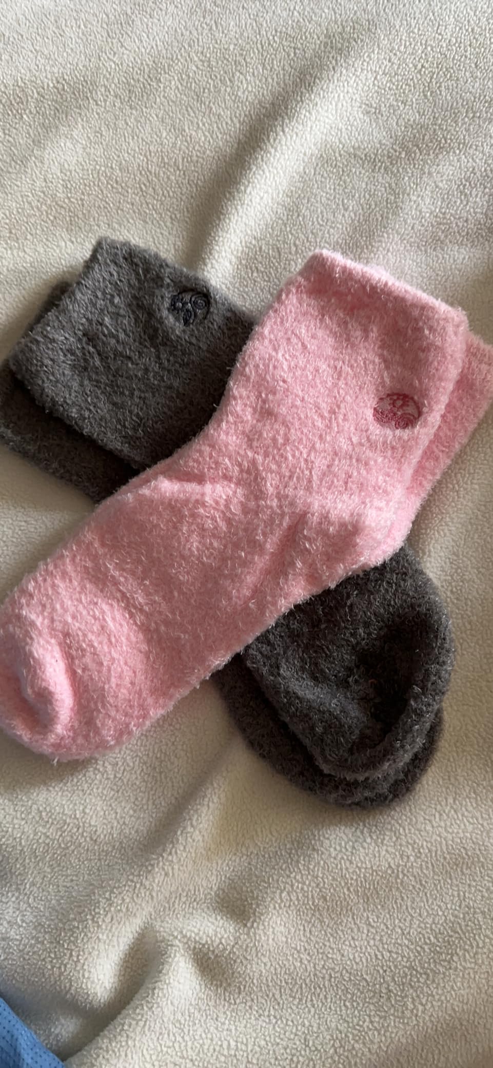 Earth Therapeutics Aloe Vera Socks – Infused with Natural Aloe Vera & Vitamin E – Helps Dry Feet, Cracked Heels, Calluses, Rough Skin, Dead Skin - Use with Your Favorite Lotions - Gray 2 Pack