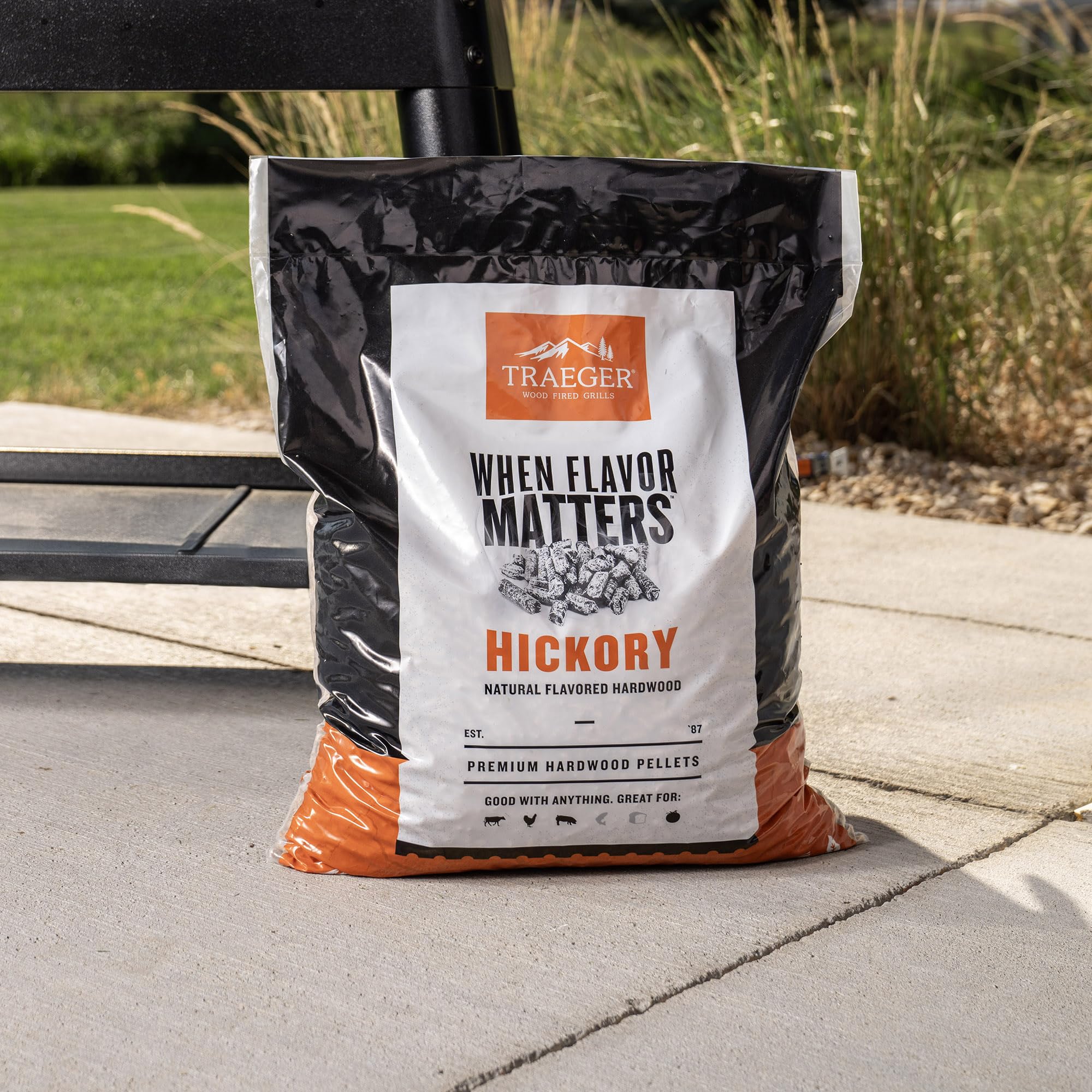 Traeger Grills Hickory Granulés de Bois 100% Naturel pour fumoirs et Grills à granulés, Barbecue, Cuisson, rôti et Grill, Sac de 8,2 kg