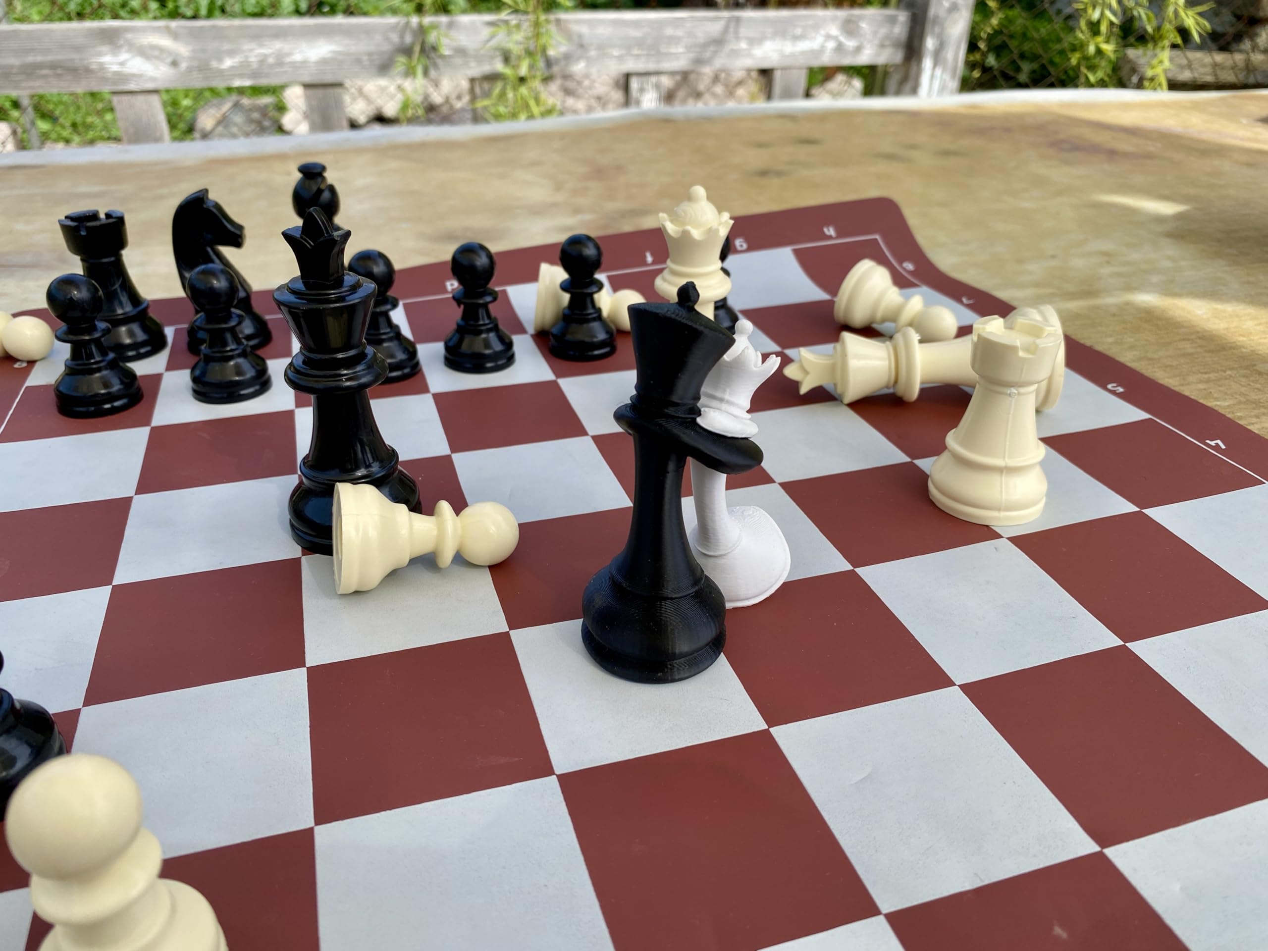 Chess King & Queen Hugging Statue – 3D Printed Romantic Chess Decor – Unique Couple Gift, Anniversary, Wedding & Valentine’s Day Decoration – PLA Chess Lovers Figurine