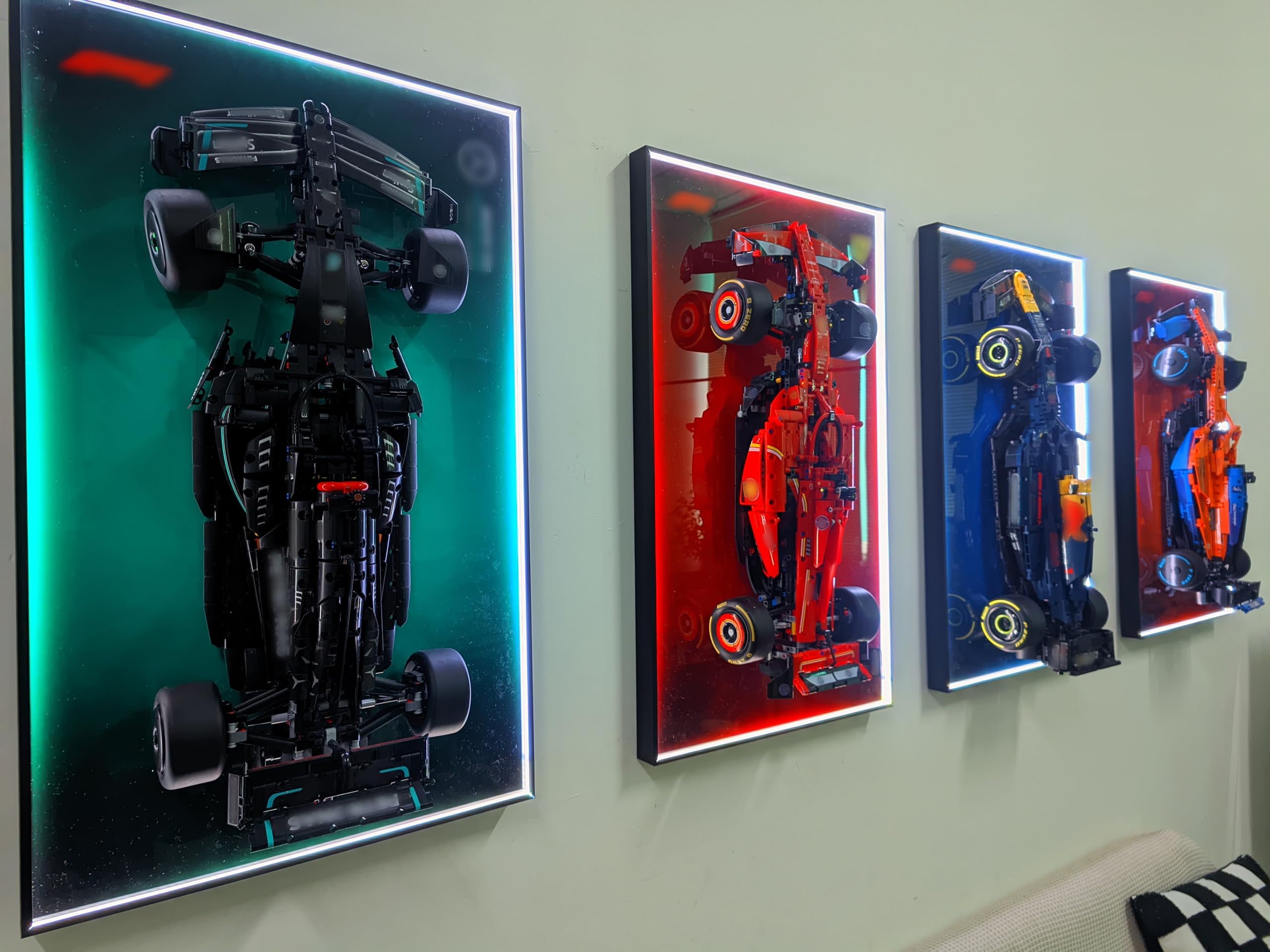 WETCEAOM Cadre Mural Éclairé LED Compatible avec Technic-AMG F1 W14 E 42171 - Support de Présentation avec Éclairage Multicolore pour Collectionneurs Adultes 75x45 cm(NO Car)