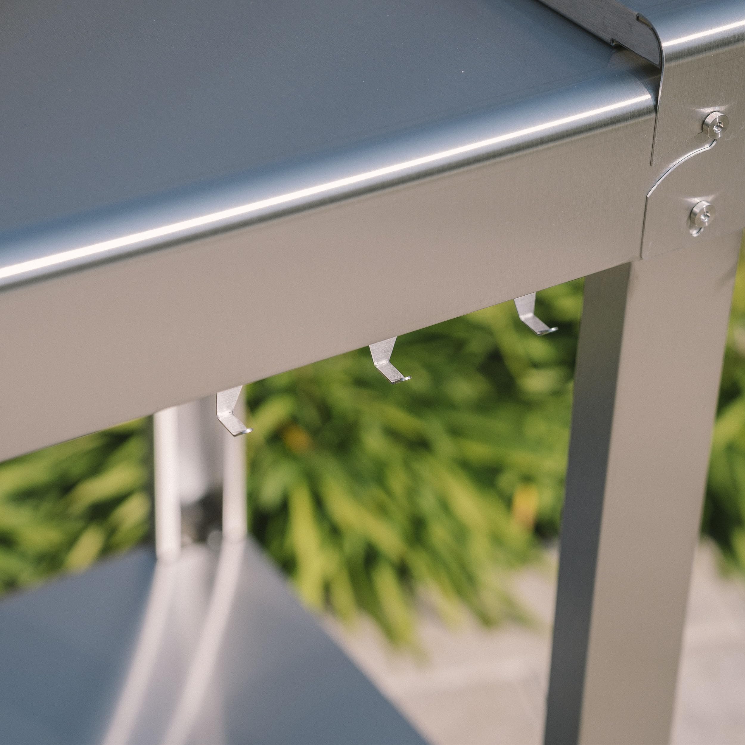 KRAMPOUZ Outdoor-Wagen Plein AIR für Planchas oder Grillgeräte - Servierwagen aus Edelstahl - 2 große Ebenen - 2 große Räder - 2 herunterklappbare Seitenteile mit Haken von Utensilien