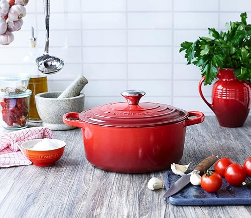 Miniatura 6 de Le Creuset Horno holandés redondo de hierro fundido esmaltado, 2 cuartos de galón, cereza