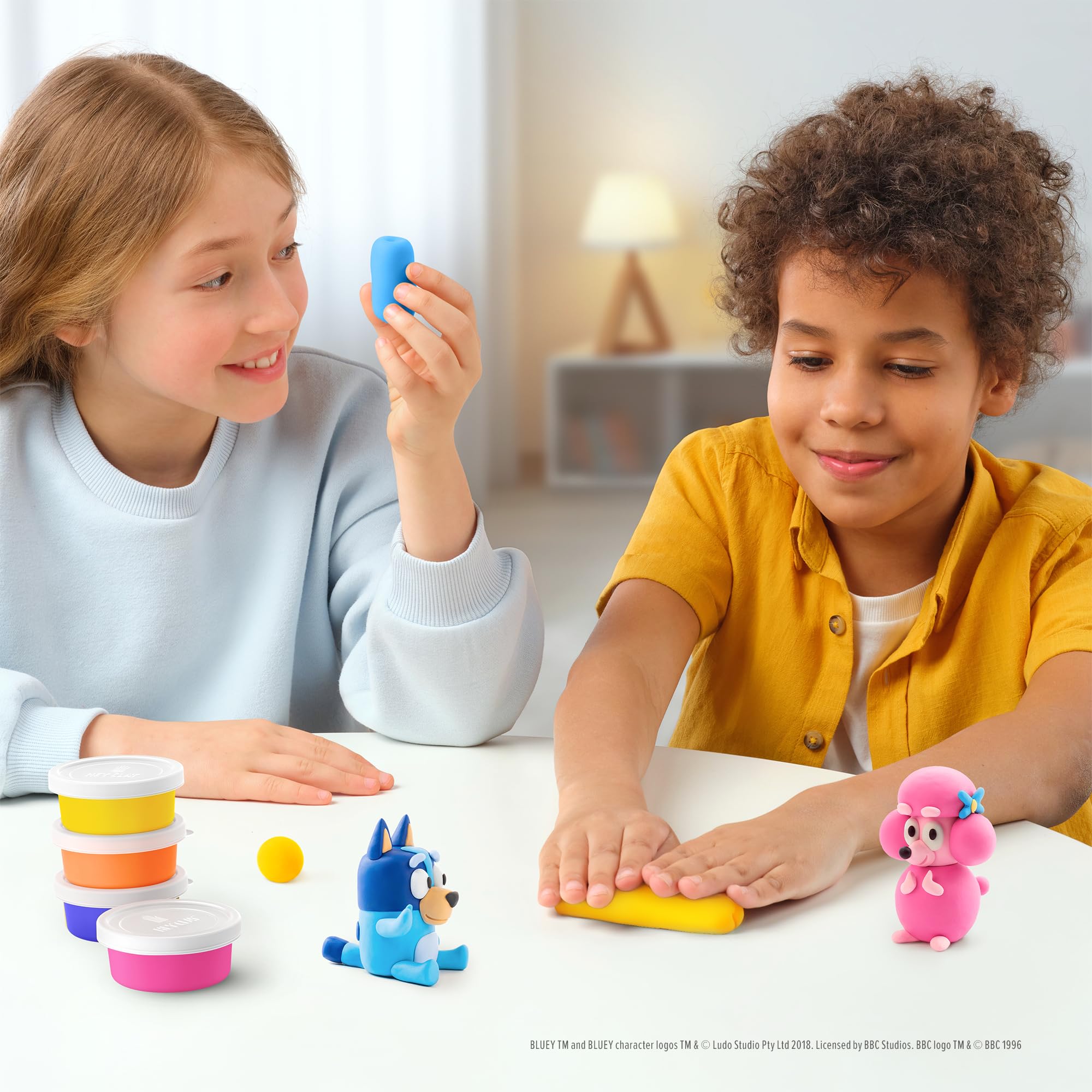 HEY CLAY Bluey & Friends Set - Modelliermasse Lufttrocknend 15 Dosen mit Modellierwerkzeugen - Knete Set für Kinder ab 3 Jahren