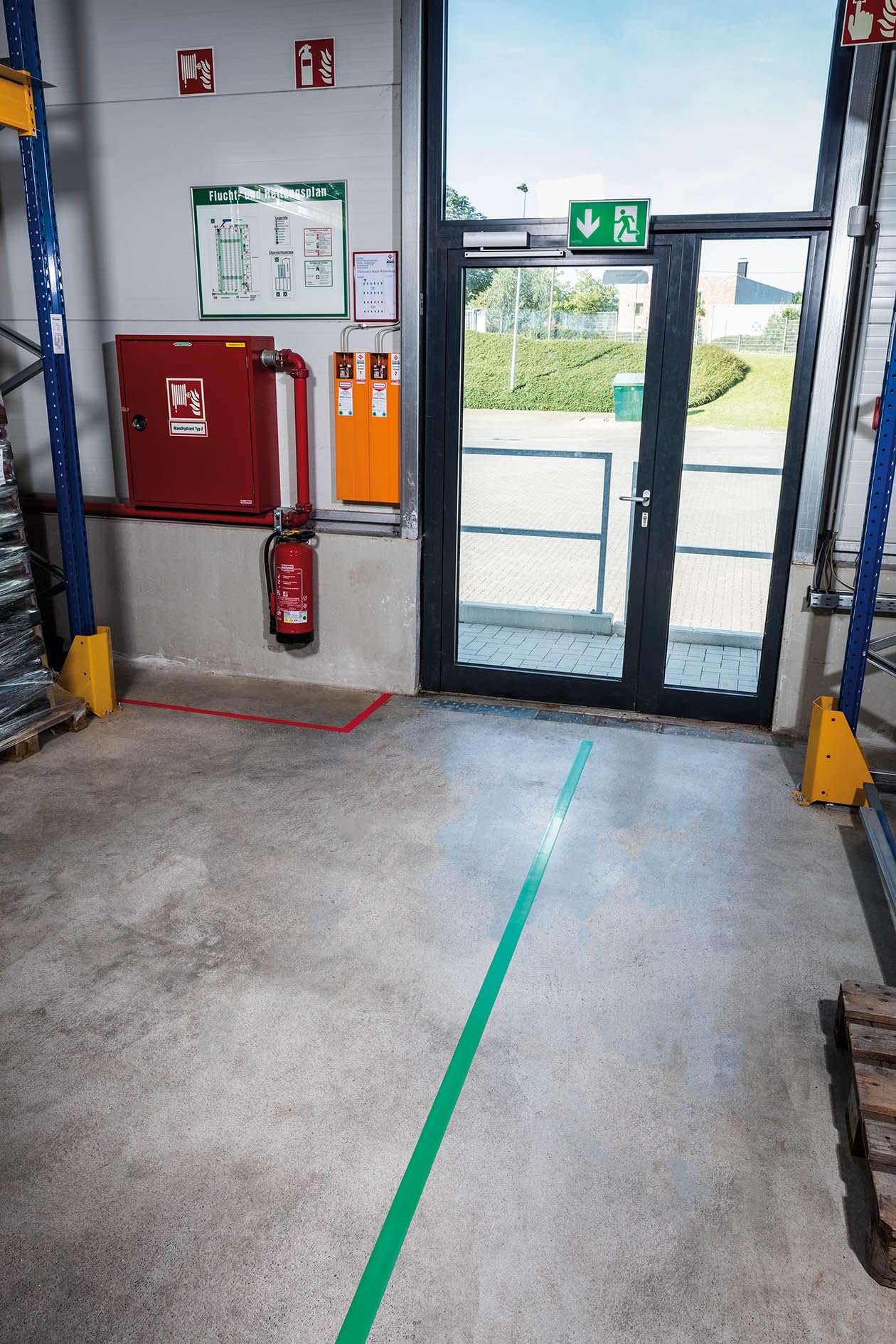 Durable 102102 Nastro da Pavimento Adesivo e Antiscivolo, Bianco Segnale, 30 m x 0.5 mm x 50 mm | Larghezza 50 mm, spessore 0,5 mm, bianco