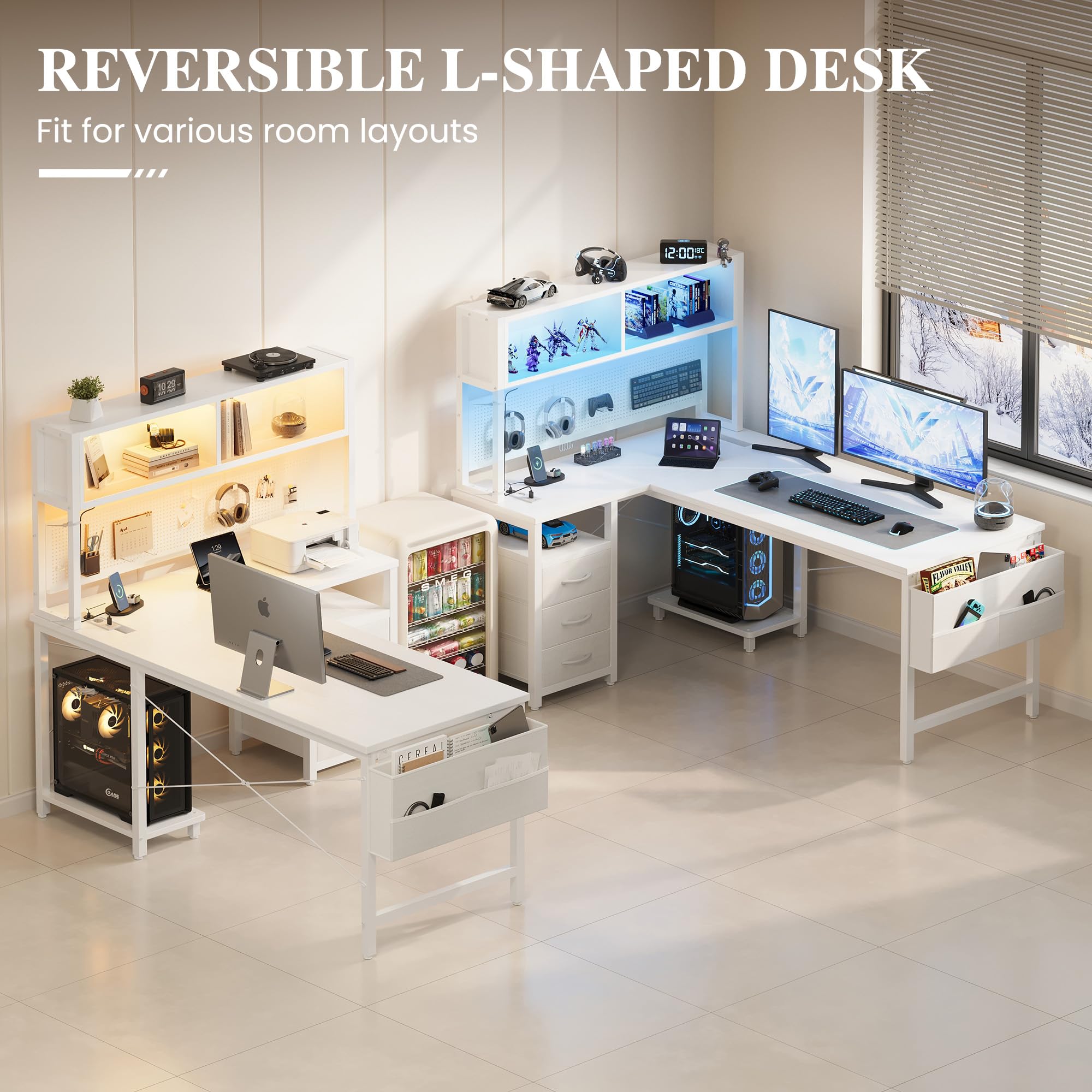 YOUDENOVA Scrivania Angolo a L Reversibile Scrivania Gaming con Pannello Forato e Mensola, Tavolo da Lavoro con LED, Presa e USB, 3 Cassetti per Working e Videogiochi 135x100 cm Bianco