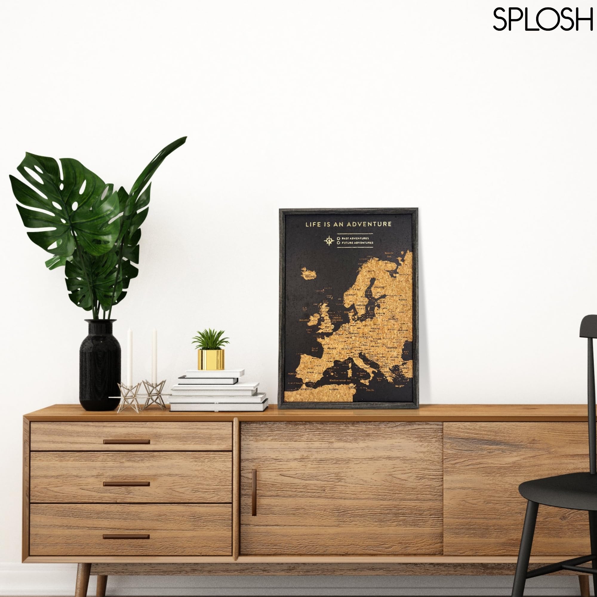 Splosh Carte de l'Europe de Voyage en Liège à Épingler - XL Noir | Carte de l'Europe XL en liège noir à épingler, cadre bois, 100 épingles 3 couleurs, tableau de bureau, 45x31 cm