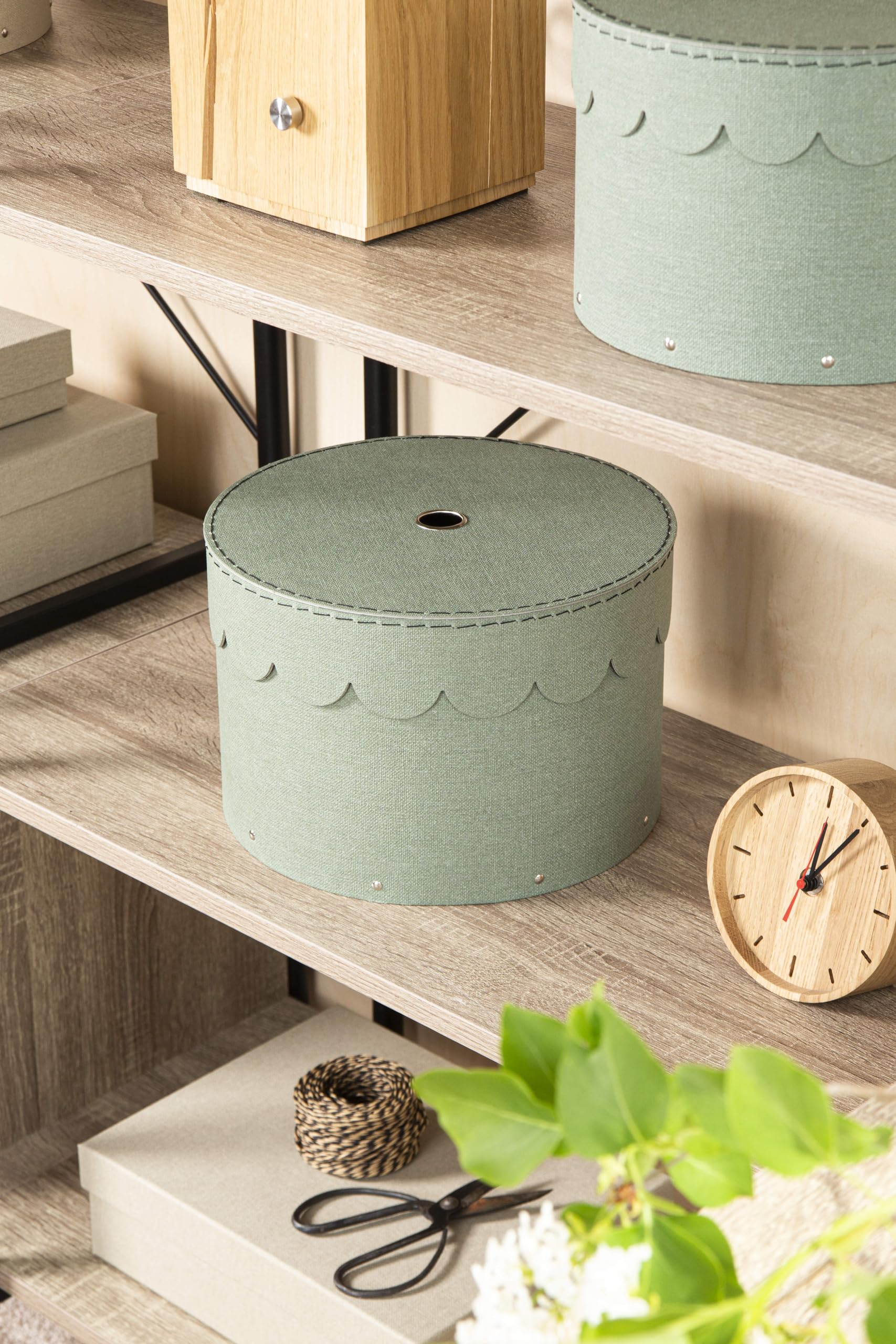 Bigso Box of Sweden WILMA Set di 2 contenitori rotondi con coperchio – Scatola portaoggetti con coperchio per vestiti, giocattoli, ecc. – Scatola rotonda decorativa in fibra e carta effetto lino,