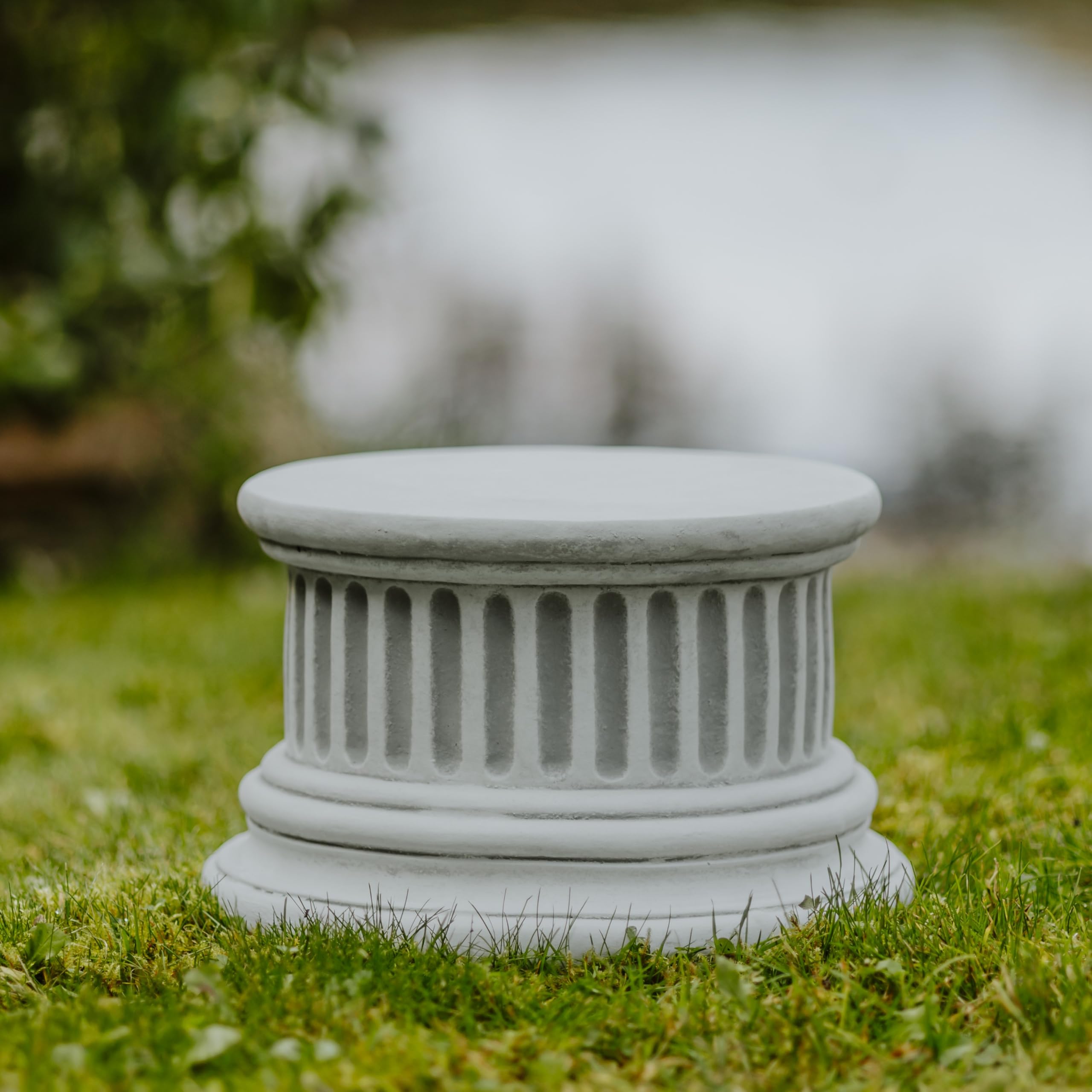 gartendekoparadies.de Socle/piédestal avec cannelures rond, socle en pierre, H. 16 cm, surface au sol Ø 23 cm, 13 kg, gris, résistant au gel en pierre composite pour l'extérieur