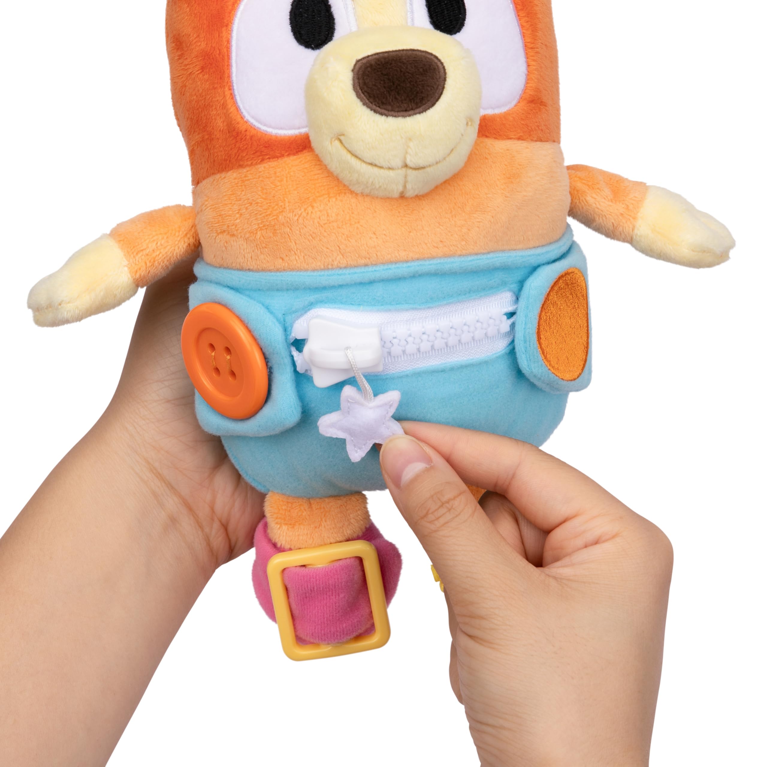 Bluey Bingo Bebé para Vestir y Jugar: Practica Las Habilidades motoras Finas vistiendo a Bingo Bebé, un Peluche Supersuave de 25,4 cm con Botones, Cremallera, Hebilla y Cordones