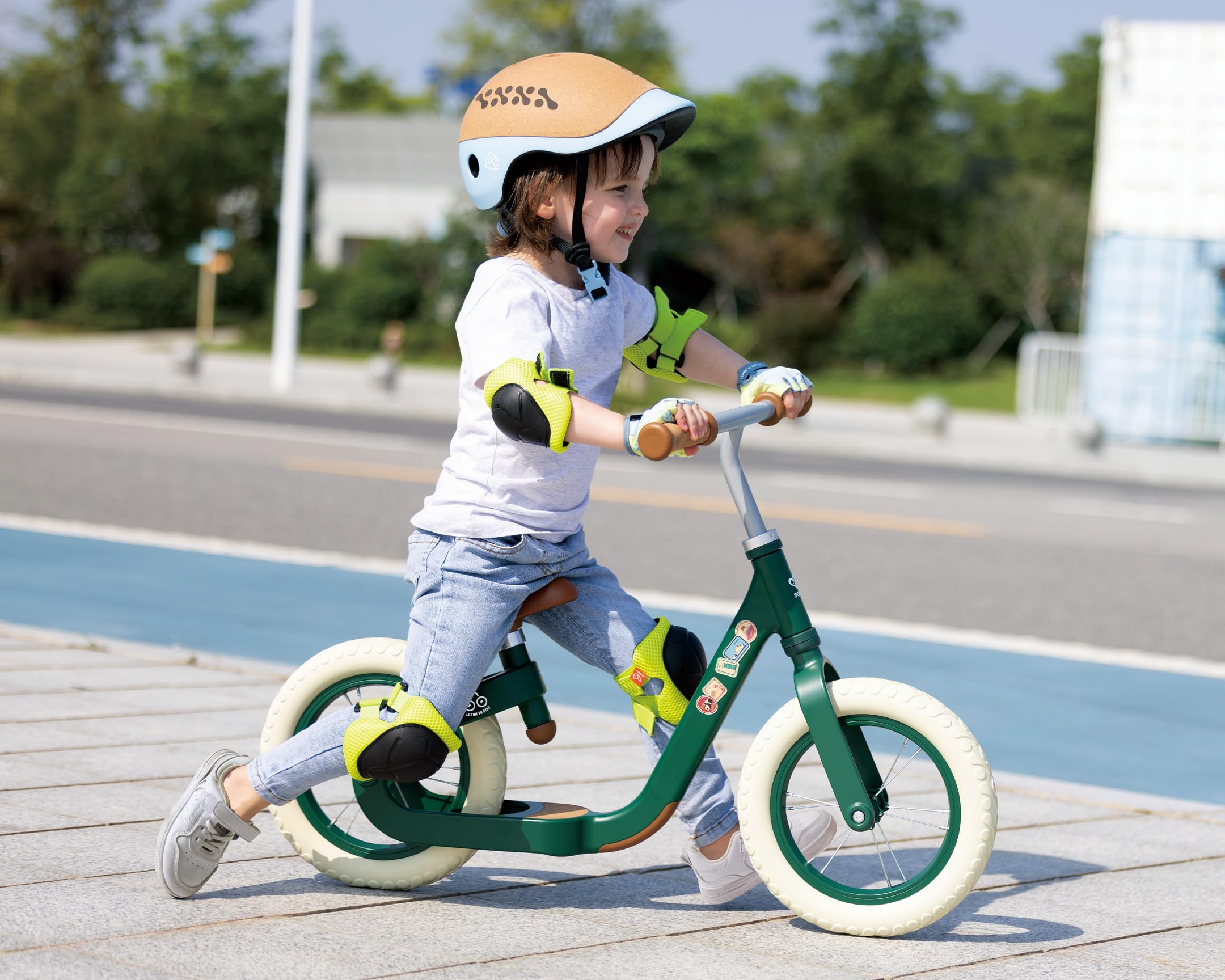Hape Outdoor Draisienne Verte - Enfant 3 ans et Plus - Pour l'Équilibre, la Coordination et la Motricité - Cadre Léger en Aluminium, Siège Ergonomique & Réglable - Direction à 60° Initiation Vélo
