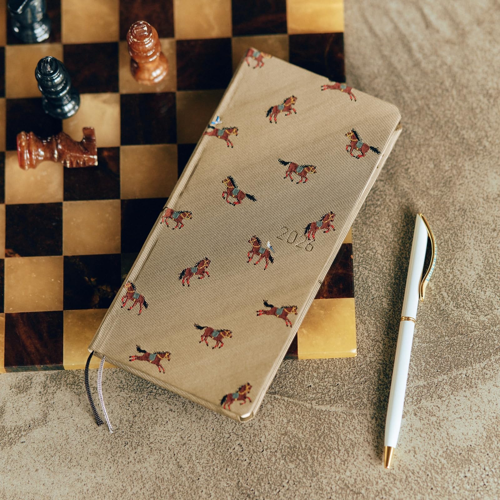 Amazon.co.jp: ほぼ日手帳 2026 weeks タイ&チーフ/駆ける馬 1月始まり