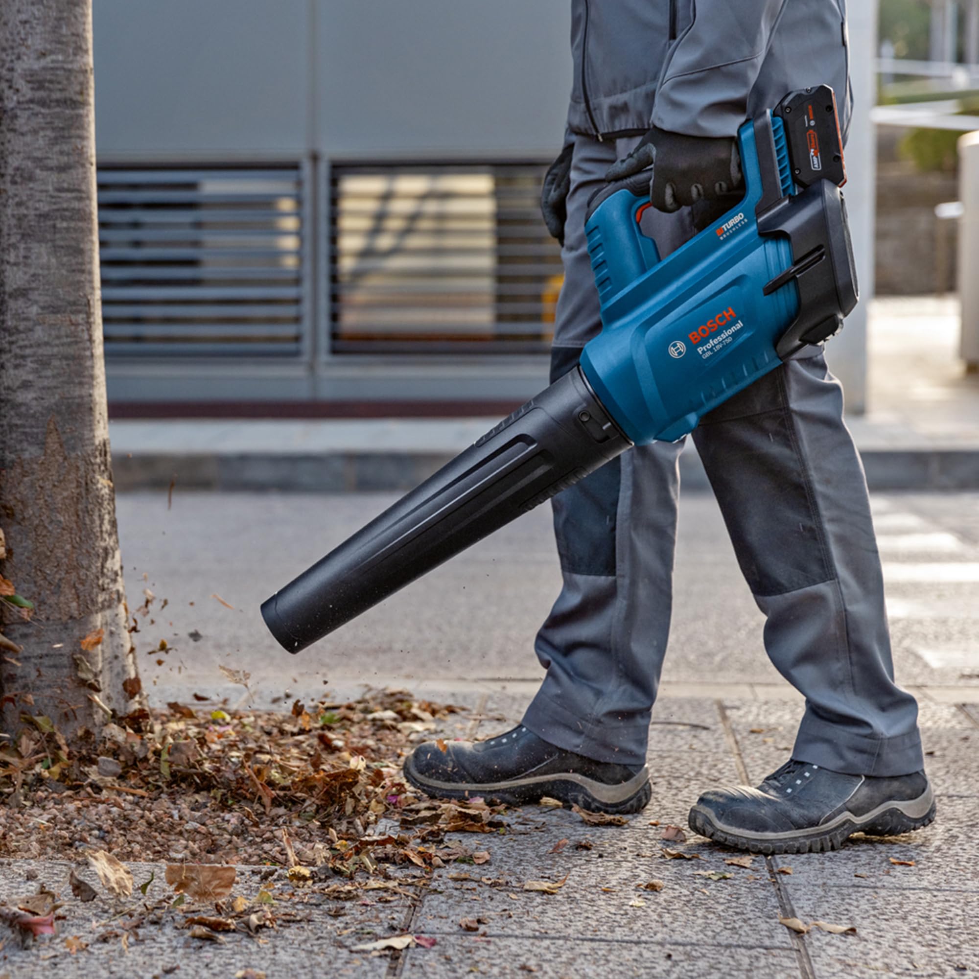 Bosch Professional 18V System Akku-Gebläse GBL 18V-750 (Volumenstrom von 780 m³/h, Luftgeschwindigkeit von bis zu 198 km/h, variable Drehzahl)