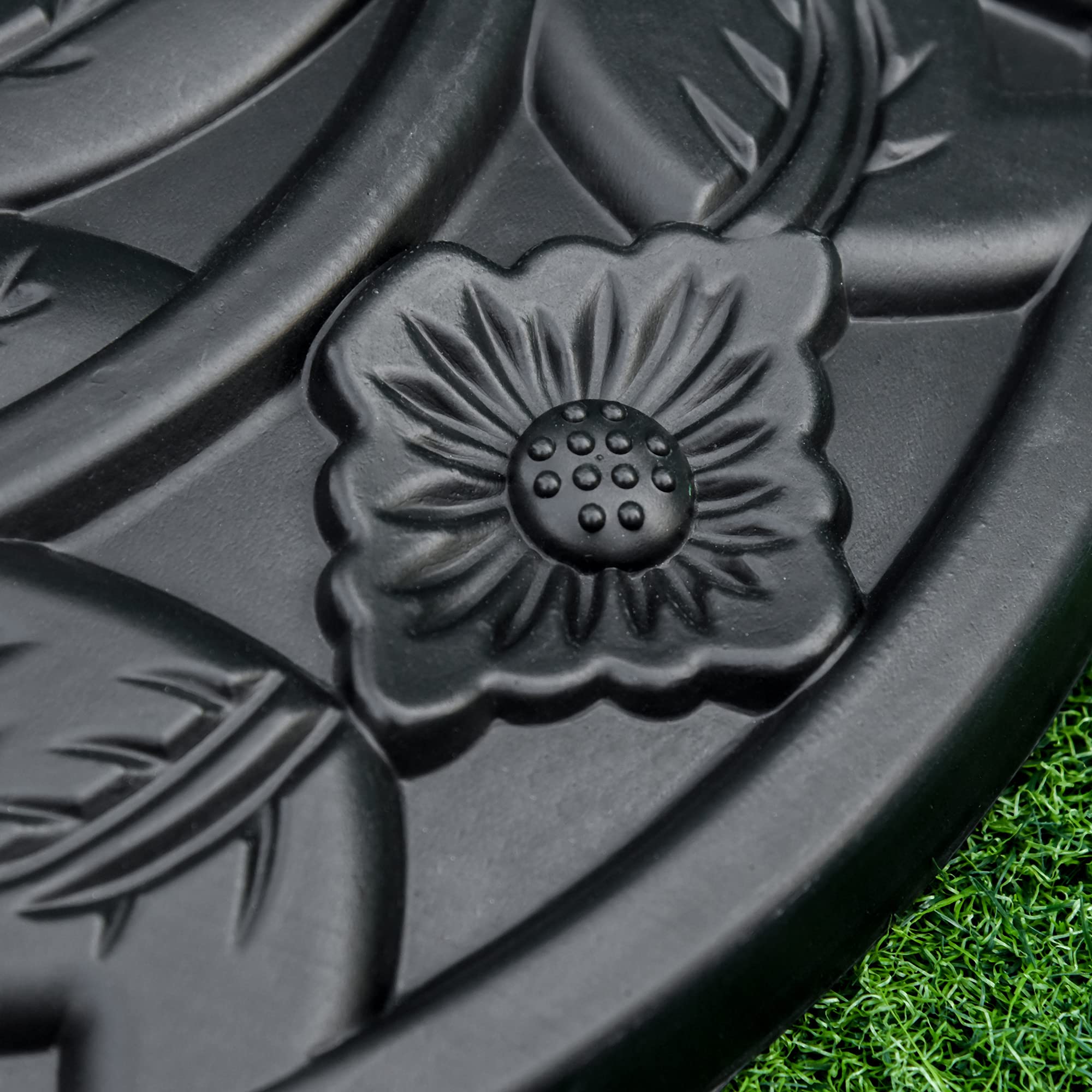 Outsunny Base per Ombrellone Semicircolare con Palo da 35/38/48 mm e Motivi Floreali, Basamento per Ombrellone in Cemento, HDPE e Metallo, Ø50x32x32 cm, Nero