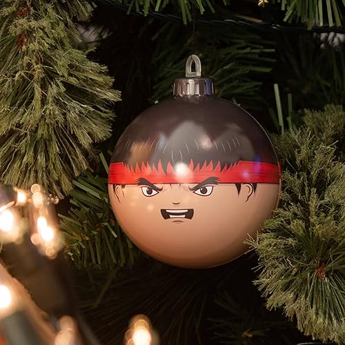 Vista 4 de Numskull Bauble Heads - Adorno oficial de Street Fighter Ryu para árbol de Navidad, decoración colgante de bola de Navidad de metal beige
