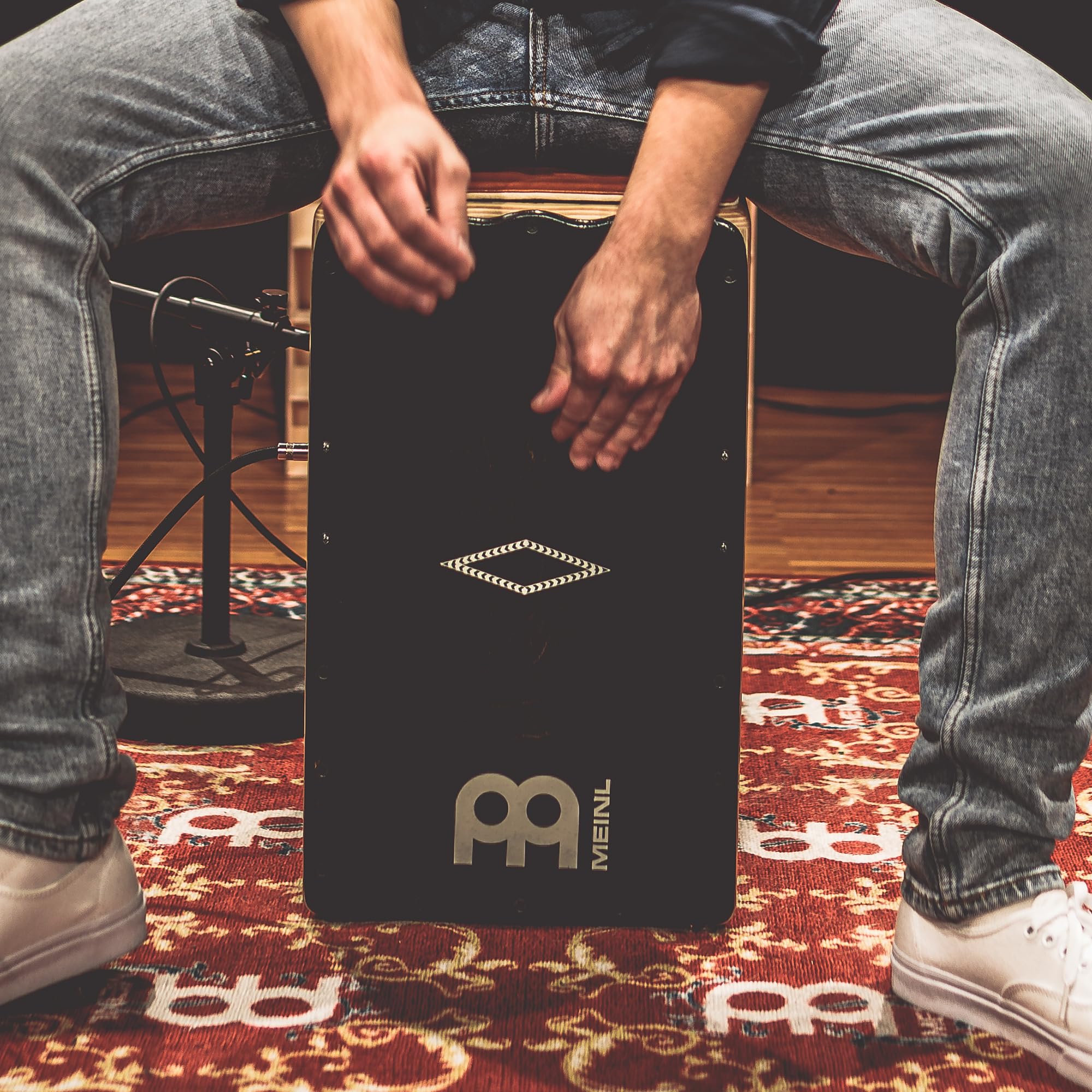 Meinl Percussion Cajon stojak na mikrofon – stojak do mikrofonu z regulacją wysokości do cajones/bębna z malowanego proszkowo aluminium – czarny (CMS)