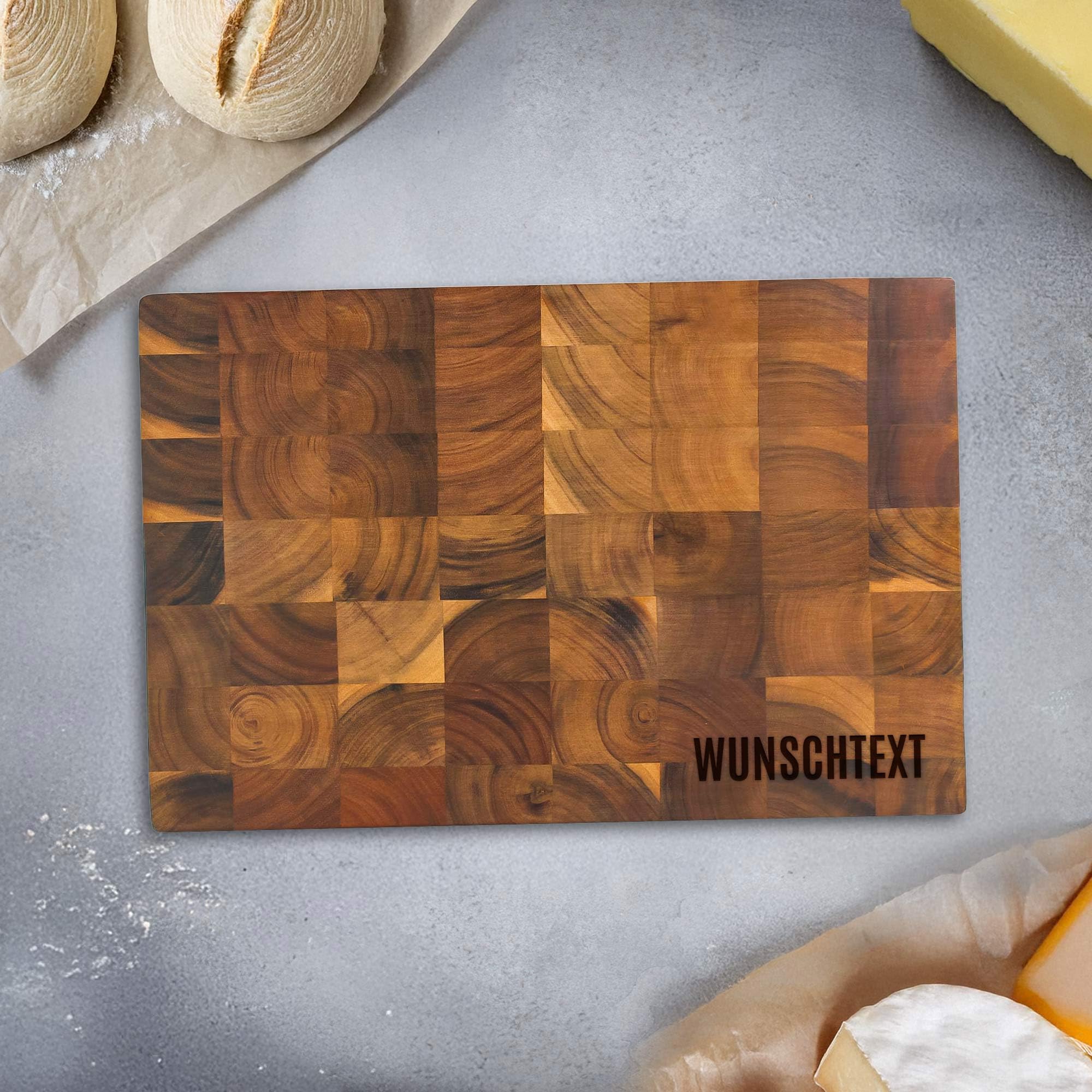 Stirnholz Schneideblock Akazie mit Griffmulden und Wunschtext, Profi Schneidebrett Endgrain, Geschenkidee zum Einzug oder zum Geburtstag, 36x24x3 cm