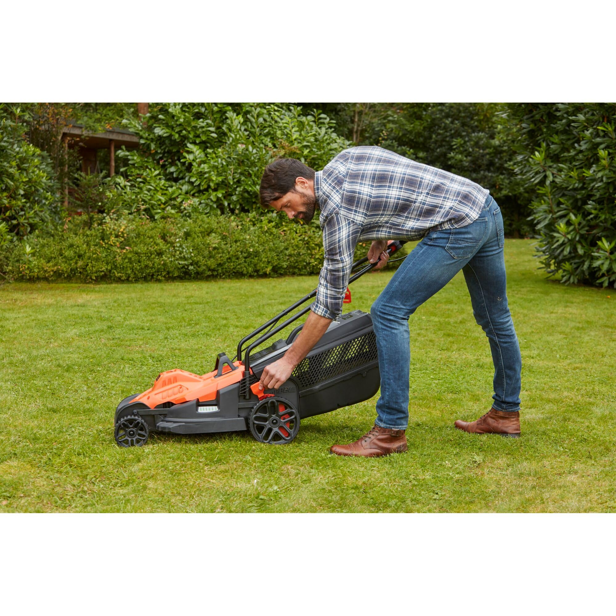 Black+Decker Elektro-Rasenmäher mit Fahrradlenker-Griff (1.800W, 42cm Schnittbreite, 6-Fach Höhenverstellung, 50l Grasfangbehälter, ideal für große Gärten) BEMW481BH
