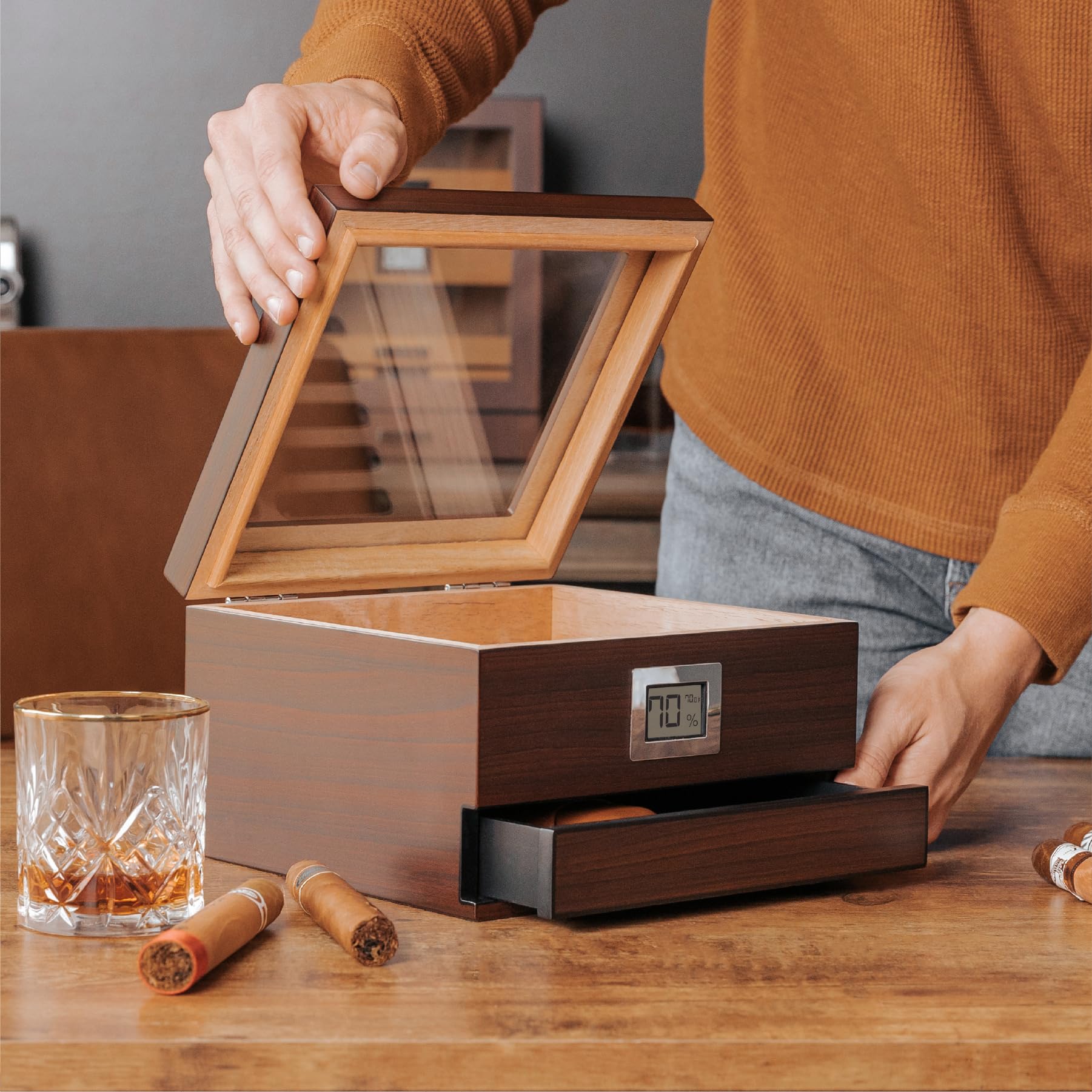 CASE ELEGANCE Humidor per Sigari in Cedro con Finiture in Ciliegio Fatto a Mano con Igrometro Anteriore Digitale - Tenuta (25-50 sigari) con Monogrammi