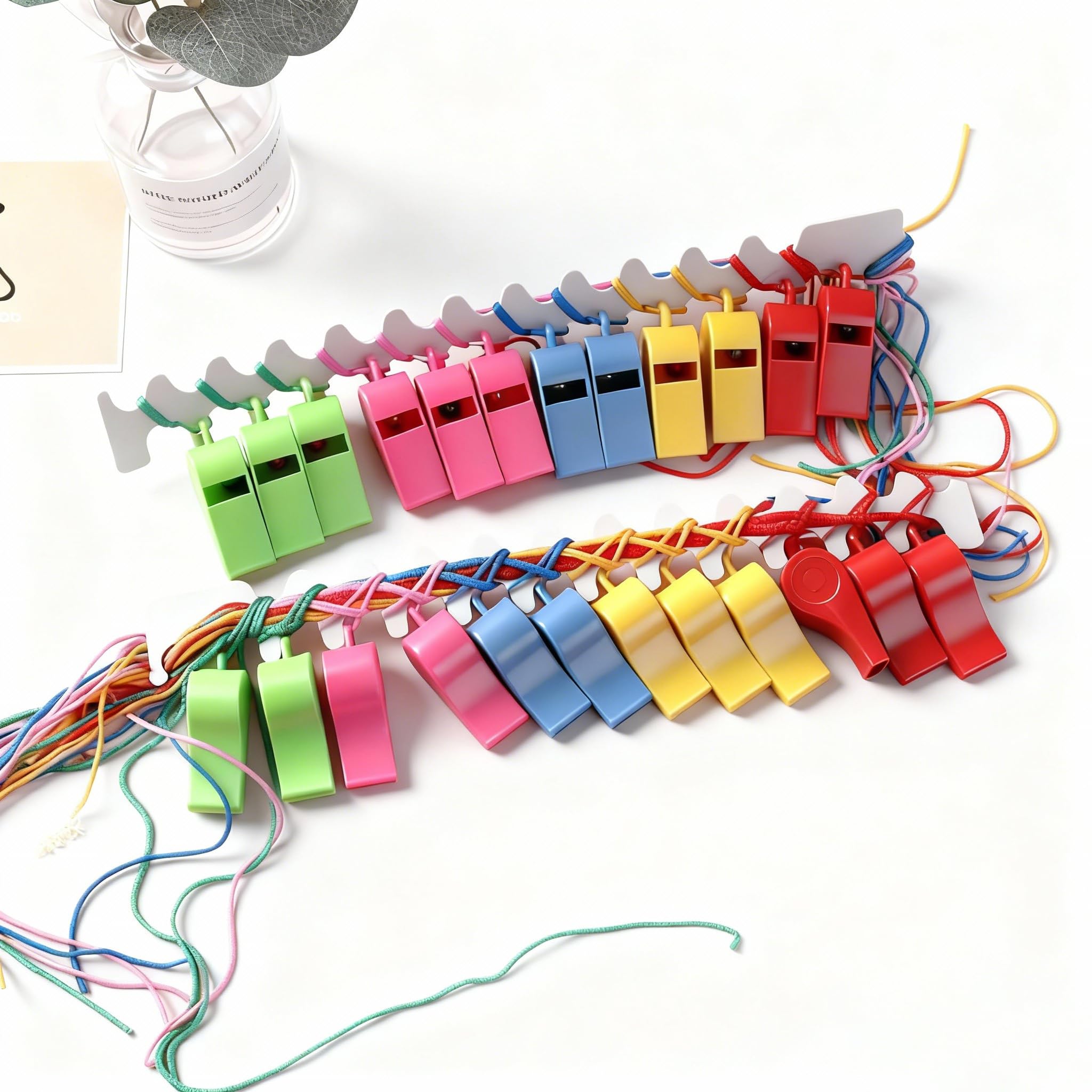 96 Pièces Sifflet de Couleur en Plastique, Sifflet Arbitre avec Cordon pour Suspendre, Siflet Urgence Puissant, pour Arbitres, Enseignants, Camping, Formation Sécurité, Activités Extérieure