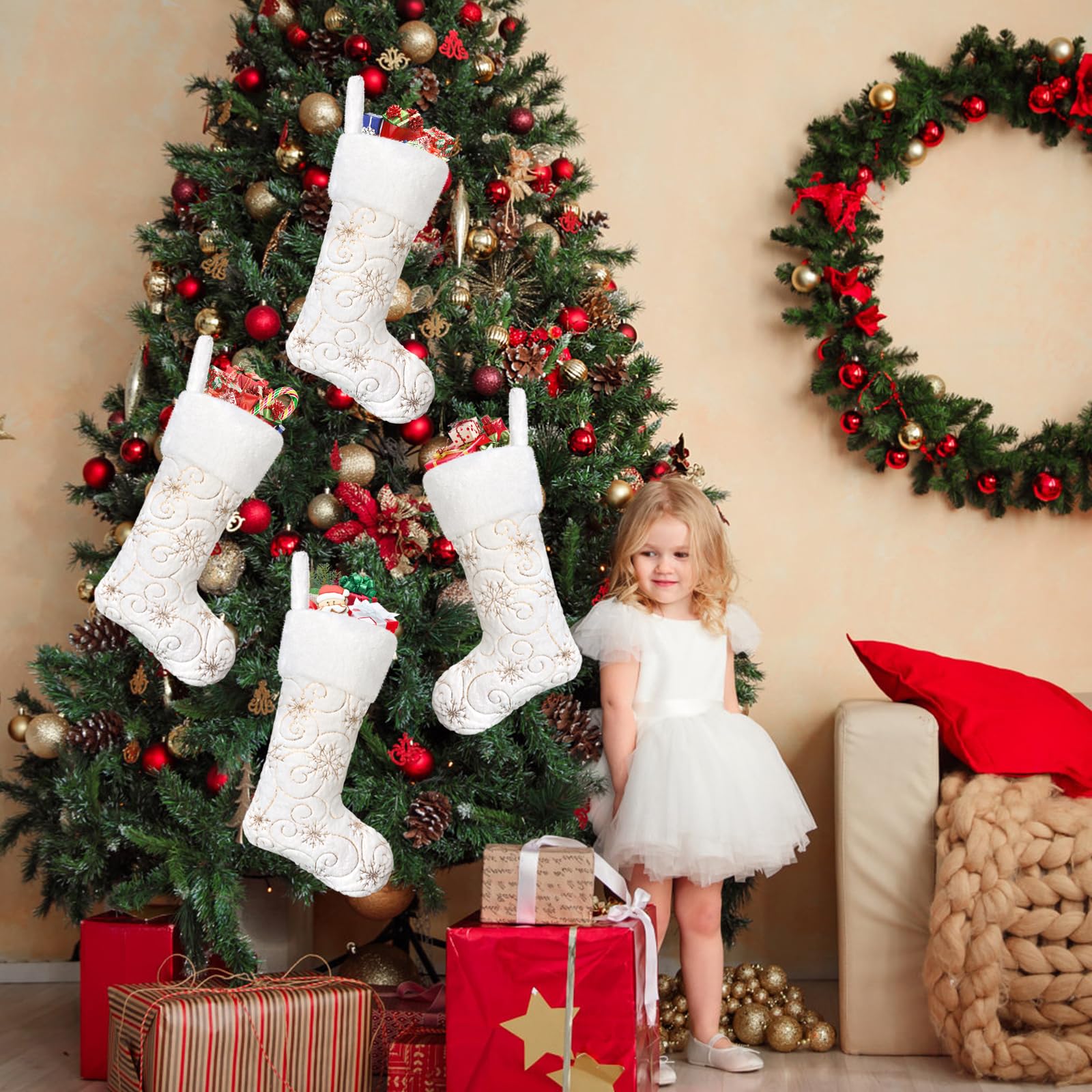 LOMOHOO Lot de 4 chaussettes de Noël blanches en fausse fourrure avec paillettes dorées et flocons de neige pour décoration de fête de Noël en famille (doré