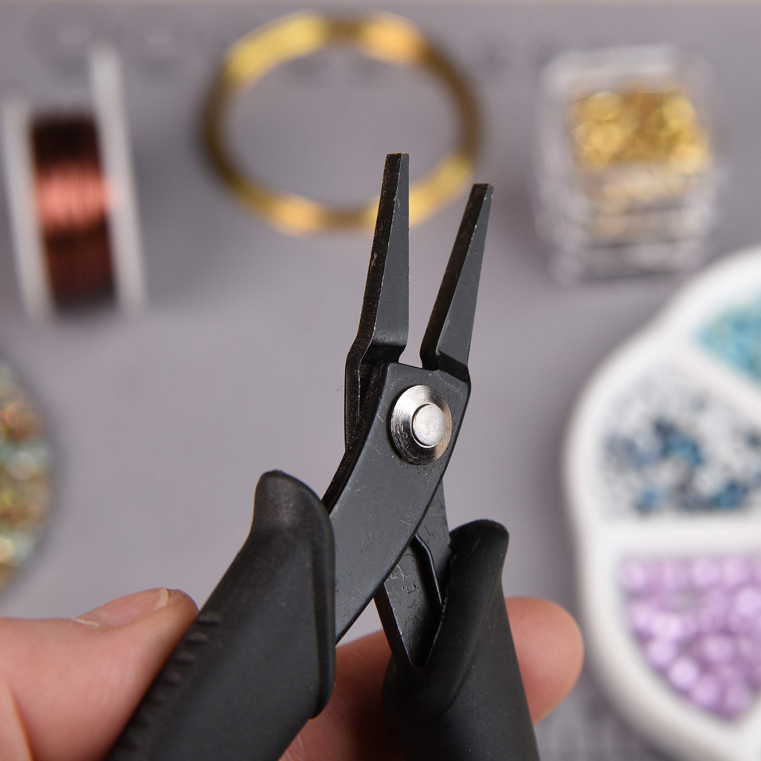 The Beadsmith Pinze a becco piatto Hi-Tech, 140 mm, con testa in acciaio al carbonio, impugnatura comoda nera con molla, strumento per la creazione di gioielli, elettronica o micromeccanica