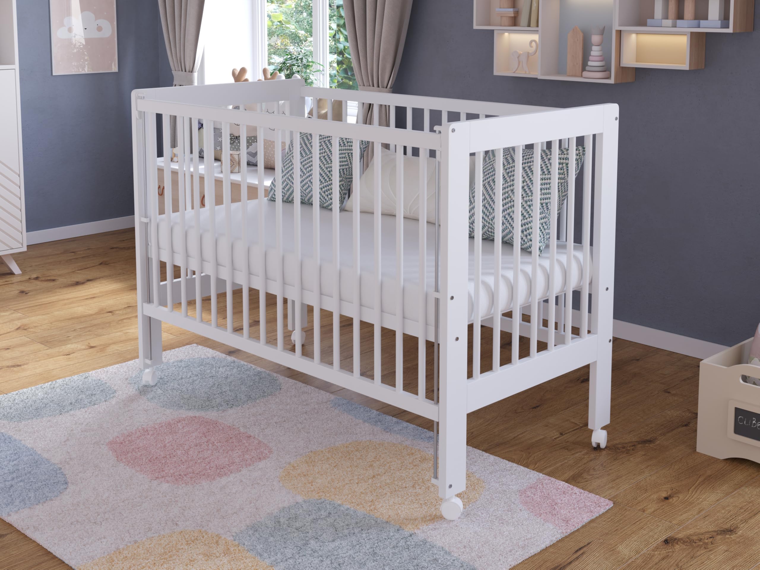 Love For Sleep Lettino Neonato in Legno, Bianco 120x60 cm con Sponda Regolabile, Ruote e Barriera di Sicurezza – Culla Evolutivo per Neonato e Bambino