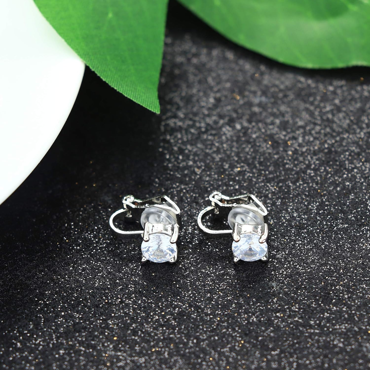 YADOCA Oorclips met kubieke zirkonia - Vrouwen Hypoallergene Comfortabele Niet-Gepierste Stud-oorbellen voor Bruiloften en Danswedstrijden, Clip-on Oorbellen Zilver, Metaal