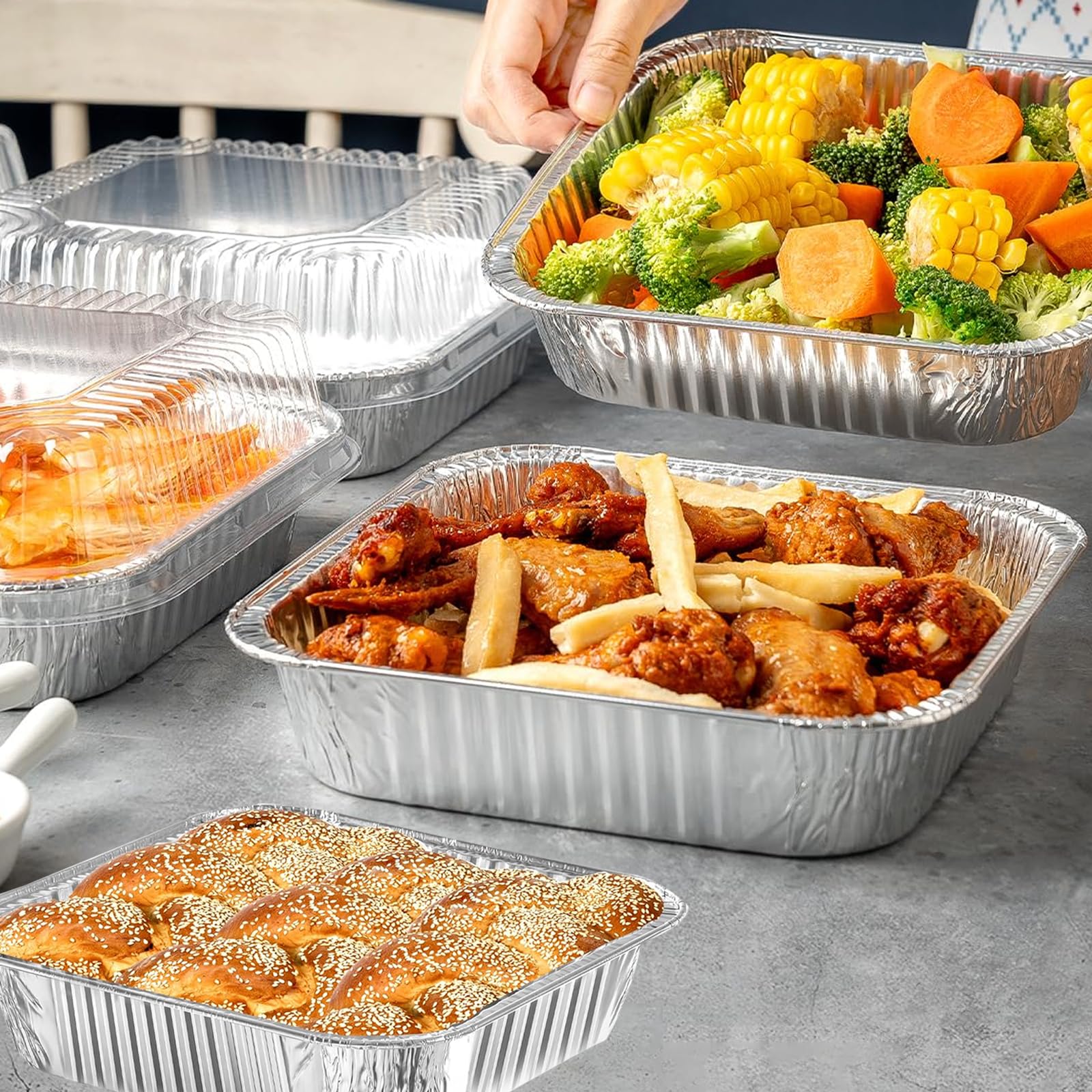 Paquete de 20 sartenes de aluminio de 8 x 8 pulgadas con tapas de plástico transparente de 8 pulgadas, moldes cuadrados desechables con tapas, bandejas de aluminio para asar para llevar, horno