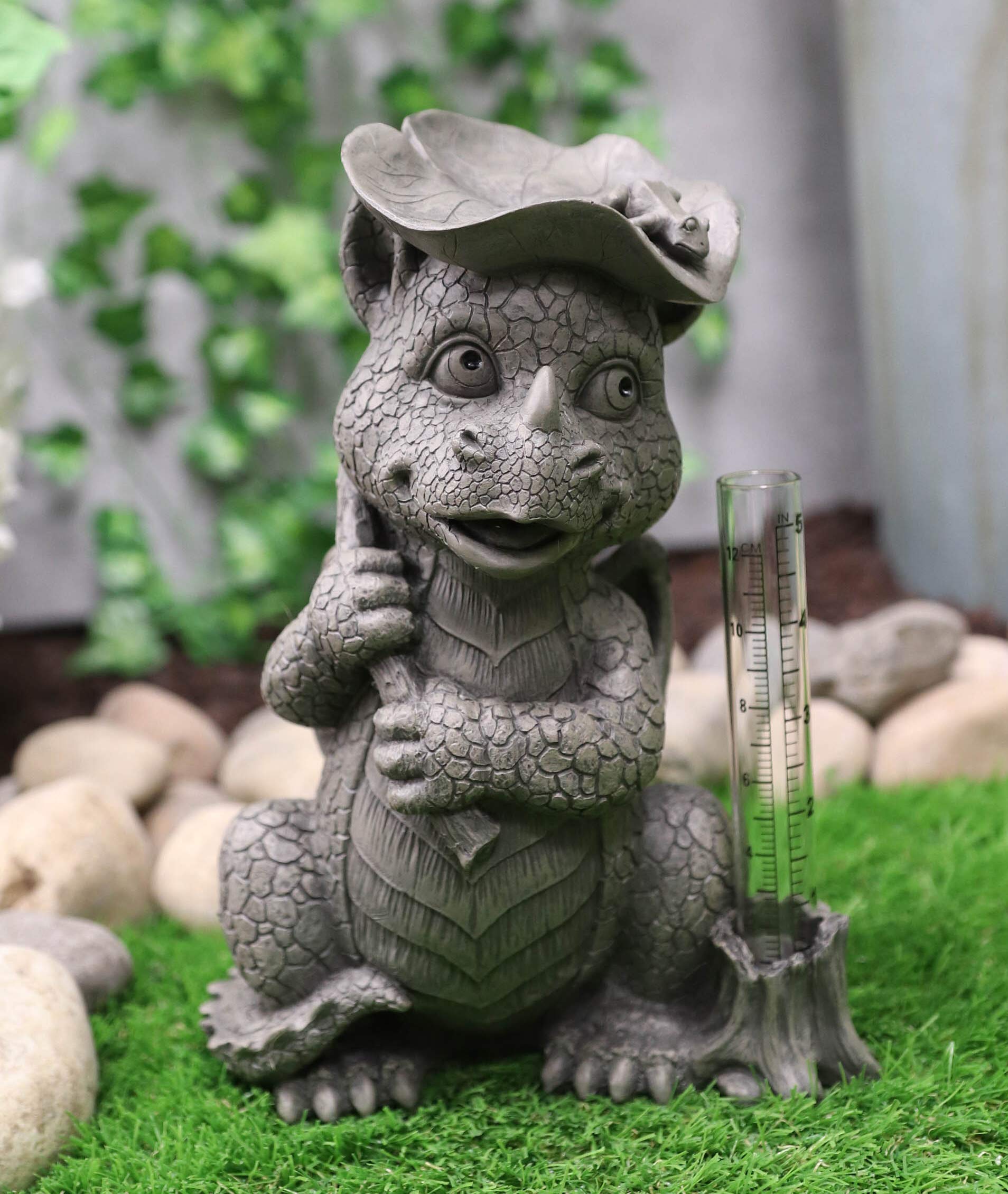 Ebros Skurriles Regentropfen Keep Falling On My Head Baby Dragon mit Lilypad Regenschirm Regenmesser Statue Feengarten Kunststein Harz Figur