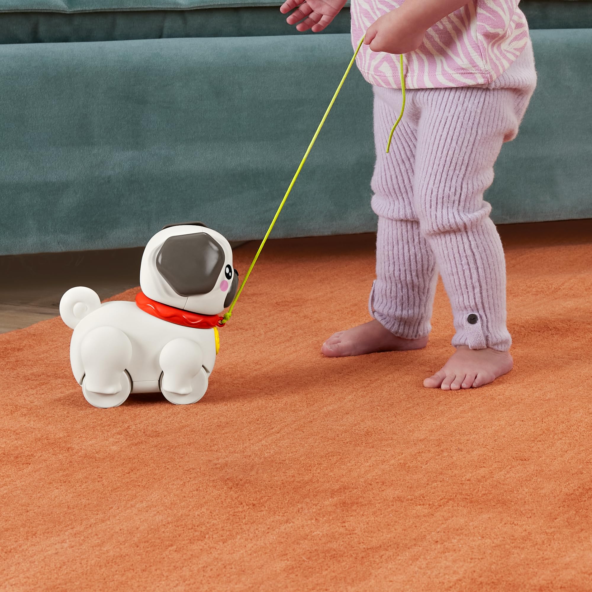 Fisher-Price Pets - Carlino Cammina con Me, Cucciolo trainabile con guinzaglio e Suoni, incoraggia a Camminare e abbaia con Il Movimento, giocatolo per Bambini, 12+ Mesi, HTW94