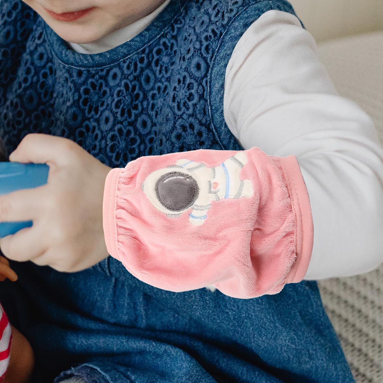 BESTOYARD 2 Pairs Cartoon Plush Arm Sleeves for Boys, Portable Fabric Oversleeves to Protect from Dirt, for Drawing and Crafting, Pink Warm Arm Sleeves