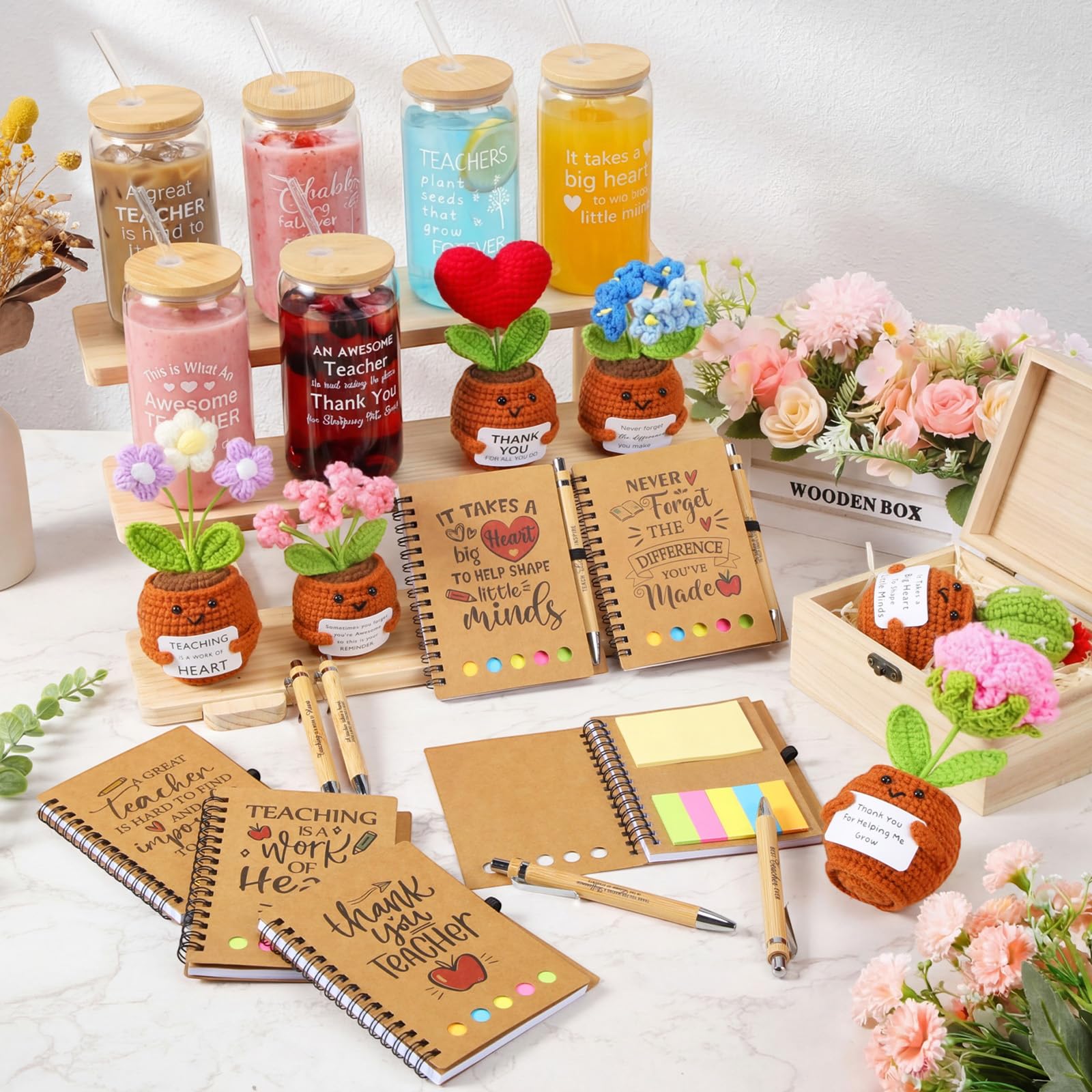 Thenshop Set regalo di apprezzamento per insegnanti, 24 pezzi, 473,6 g, 6 tazze di vetro per insegnanti di ringraziamento, 6 quaderni a spirale, 6 penne a sfera e 6 bambole all'uncinetto, regali di