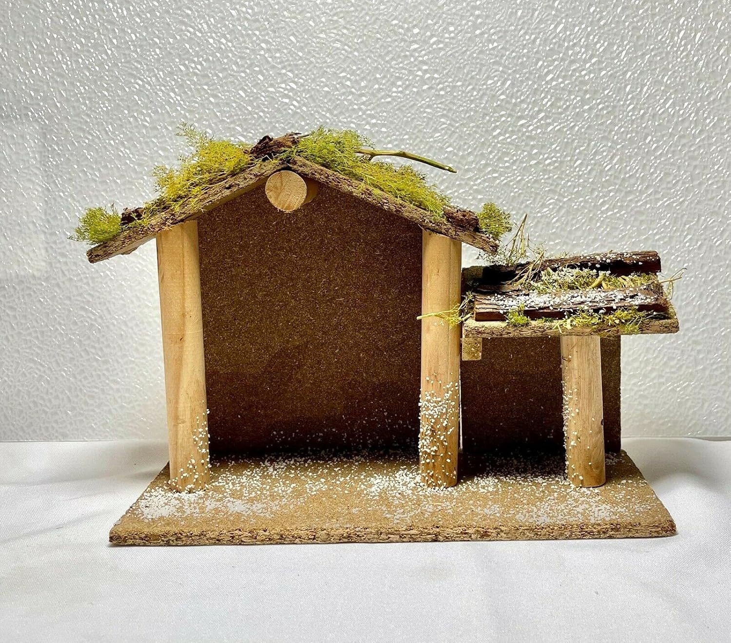 Wooden Stable with Artificial Snow Decor/Establo Navideño de Madera 10"X4"X7"