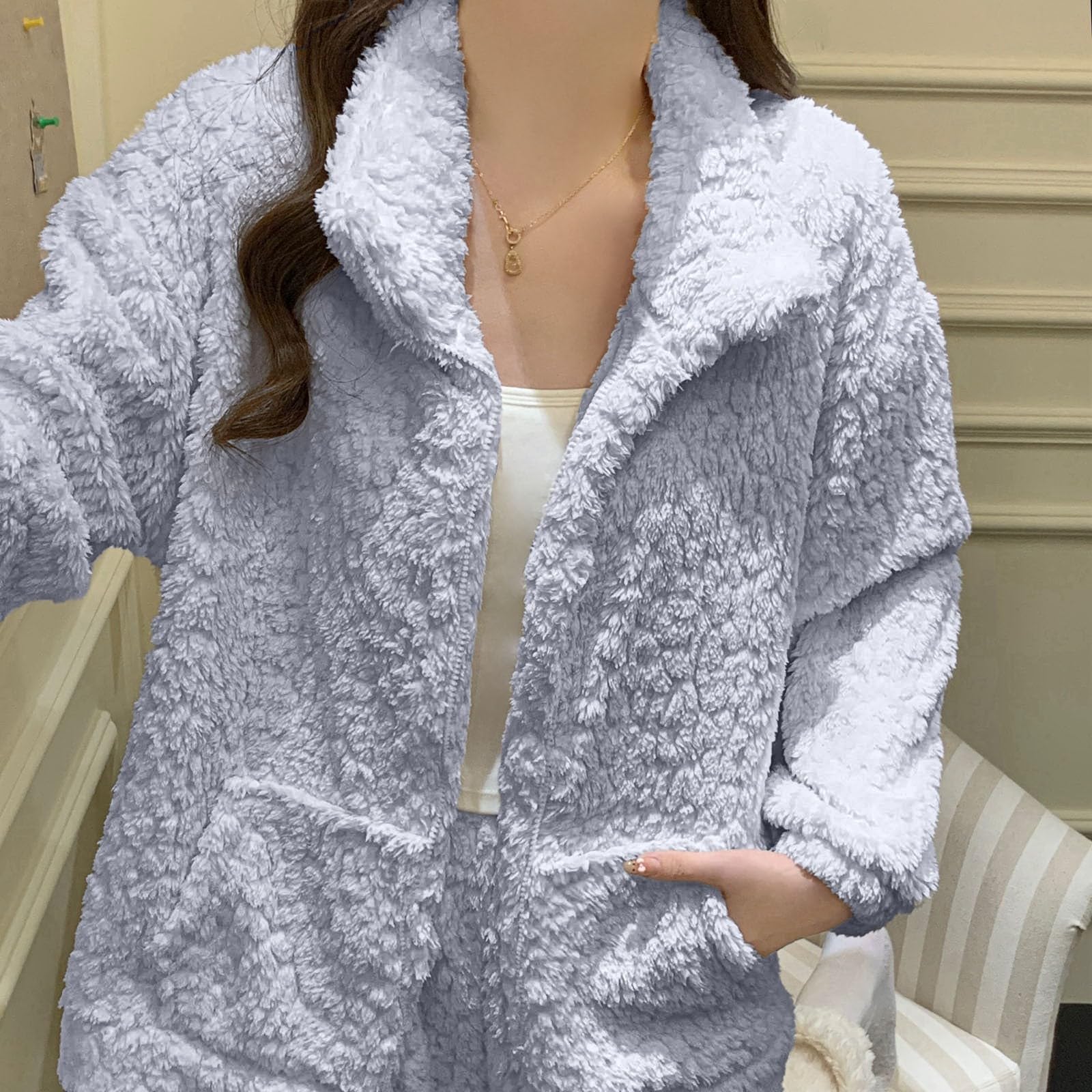 Pijama de Franela Suave de Invierno para una Ropa de Dormir térmica acogedora de Manga Larga con Elegante Estampado de Jacquard. Cómodo Conjunto de Dos Piezas para Noches frías.