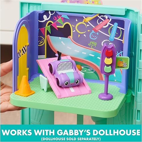 Miniatura 4 de Gabby's Dollhouse, Carlita Purr-ific Sala de juegos con coche de juguete Carlita, accesorios, muebles y entregas a casa de muñecas, juguetes para