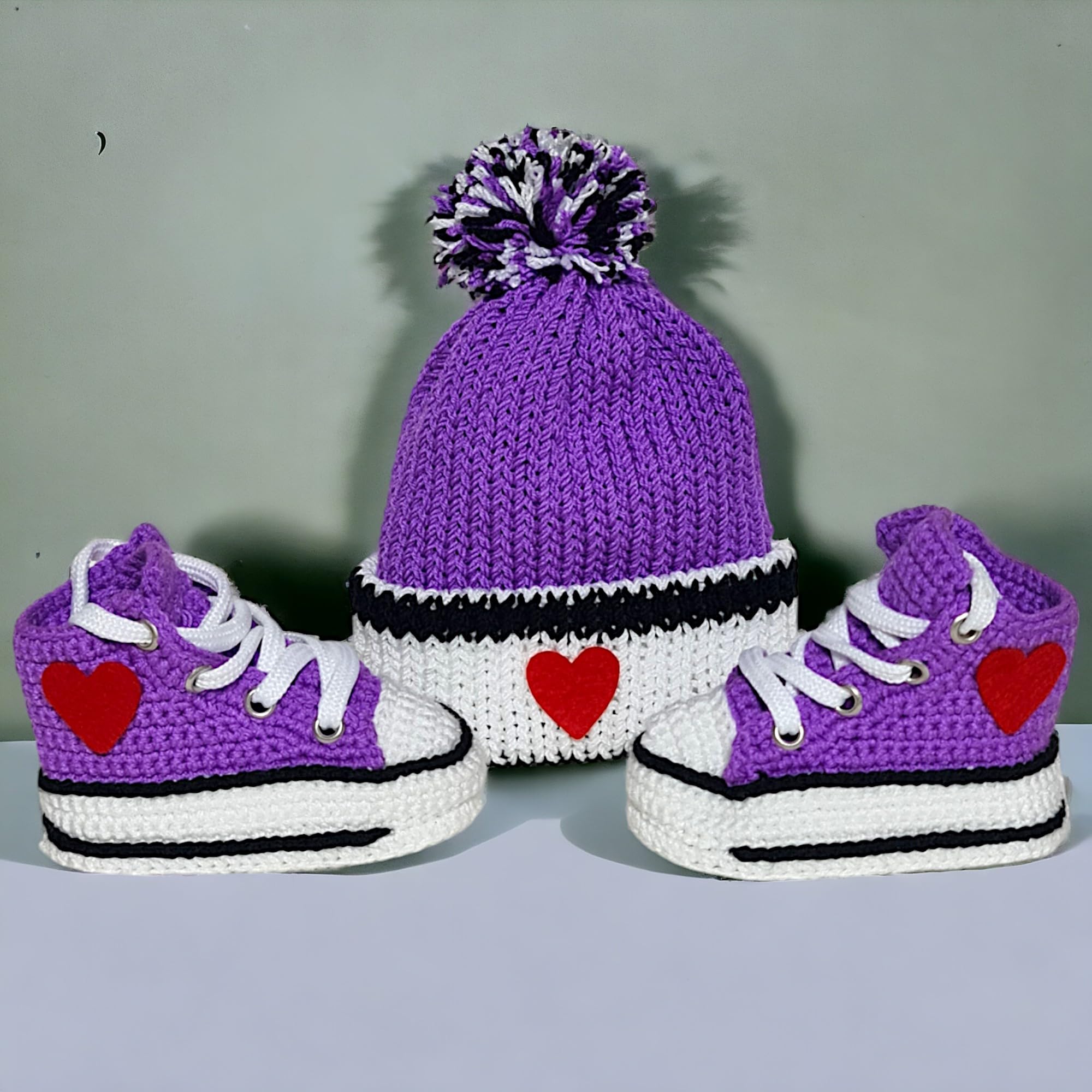 Handgemachtes geschlechtsneutrales Häkel Baby lila Sneaker und Mützen Set, weiche Sohle, individualisierbar, perfekt für Neugeborene Jungen und Mädchen, 0-3M bis 9-12M
