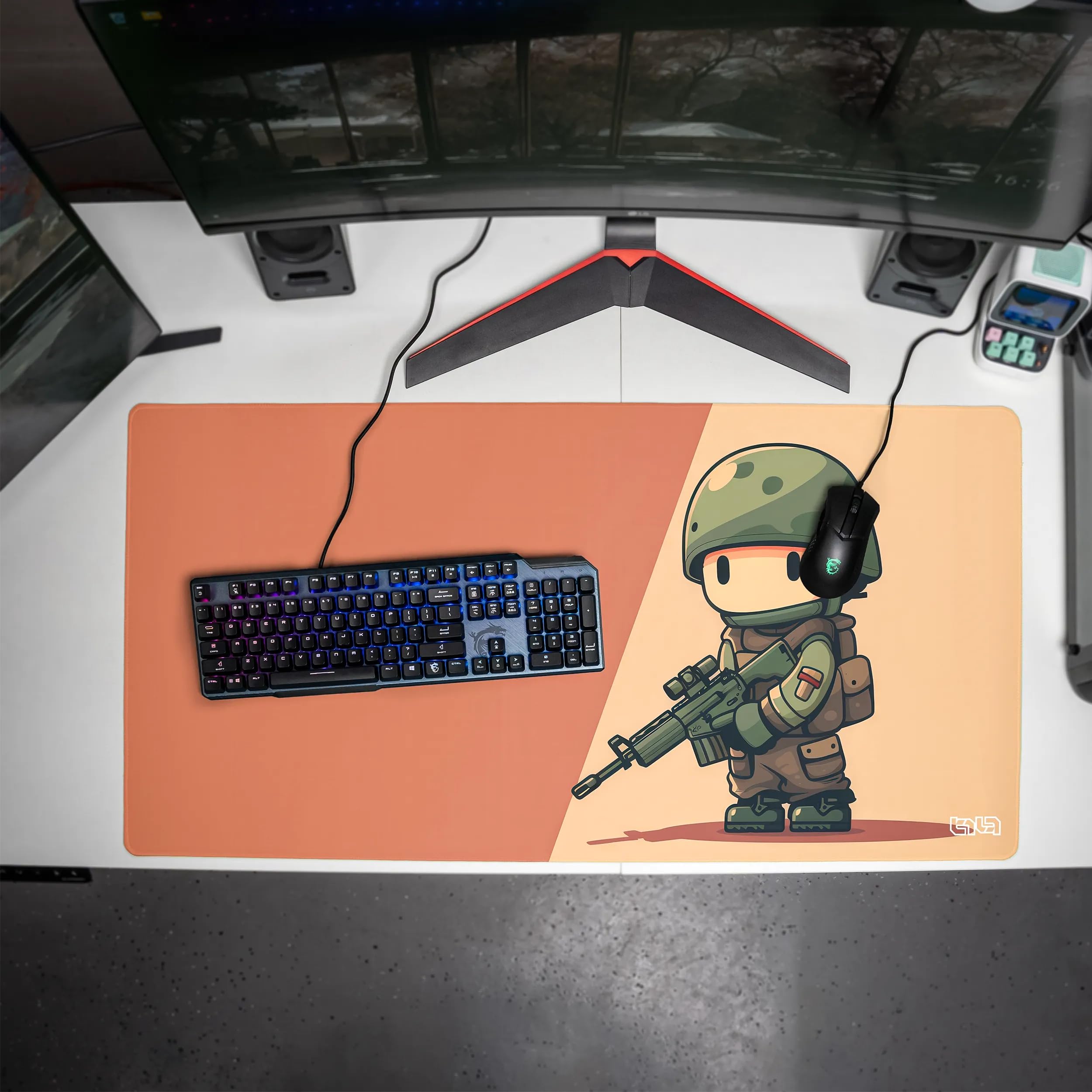 Tilt Podkładka na Biurko 100x50 cm | Antypoślizgowa Duża Podkładka pod Mysz oraz do Akcesoriów Komputerowych i Biurowych | Wodoodporna Mata na Biurko XXL (Chibi Solider)