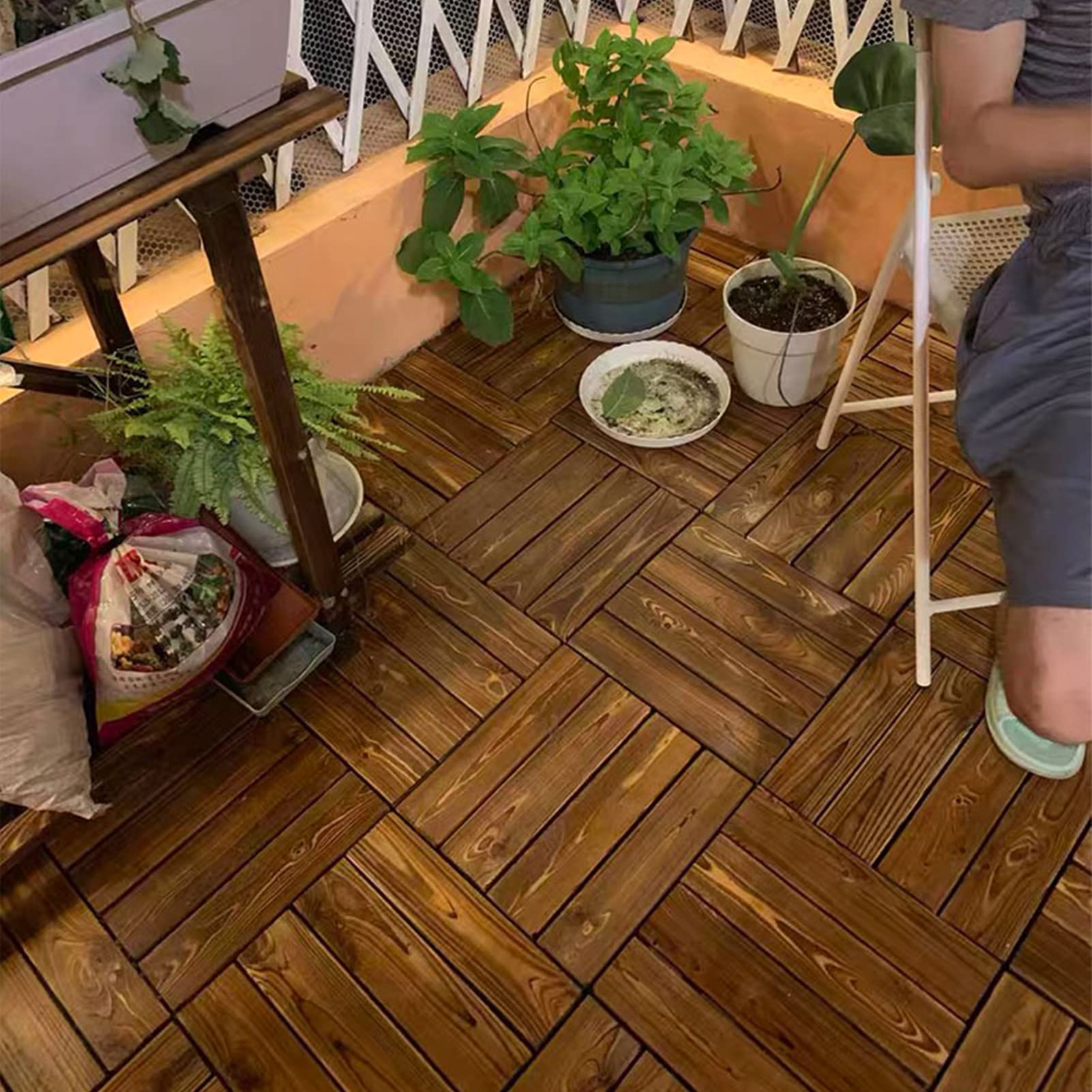 SUNGOOYUE Piastrelle per Pavimenti in Legno per Esterni Blocchi per Pavimento in Pino Canfora Naturale 10 Pezzi Base a Vite Aggiornata Piastrelle per Ponte Ad Incastro Facili da Installare per Balcone