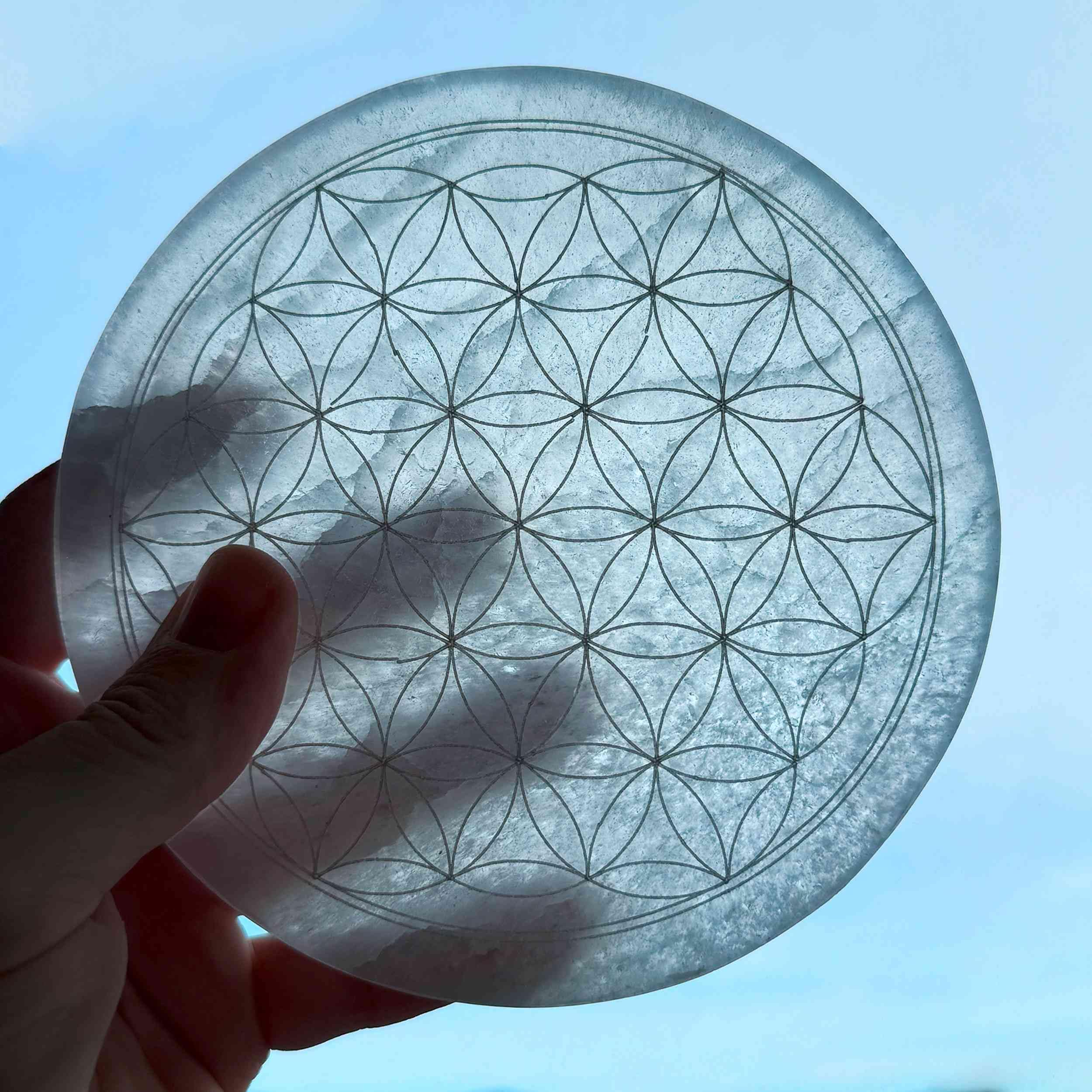 NKlaus Piastra Energetica Rotonda in Selenite Ø 14,5 cm – Incisa con Fiore della Vita per Ricaricare Cristalli, Pietre e Gioielli – Decorazione Spirituale per Chakra, Reiki e Meditazione