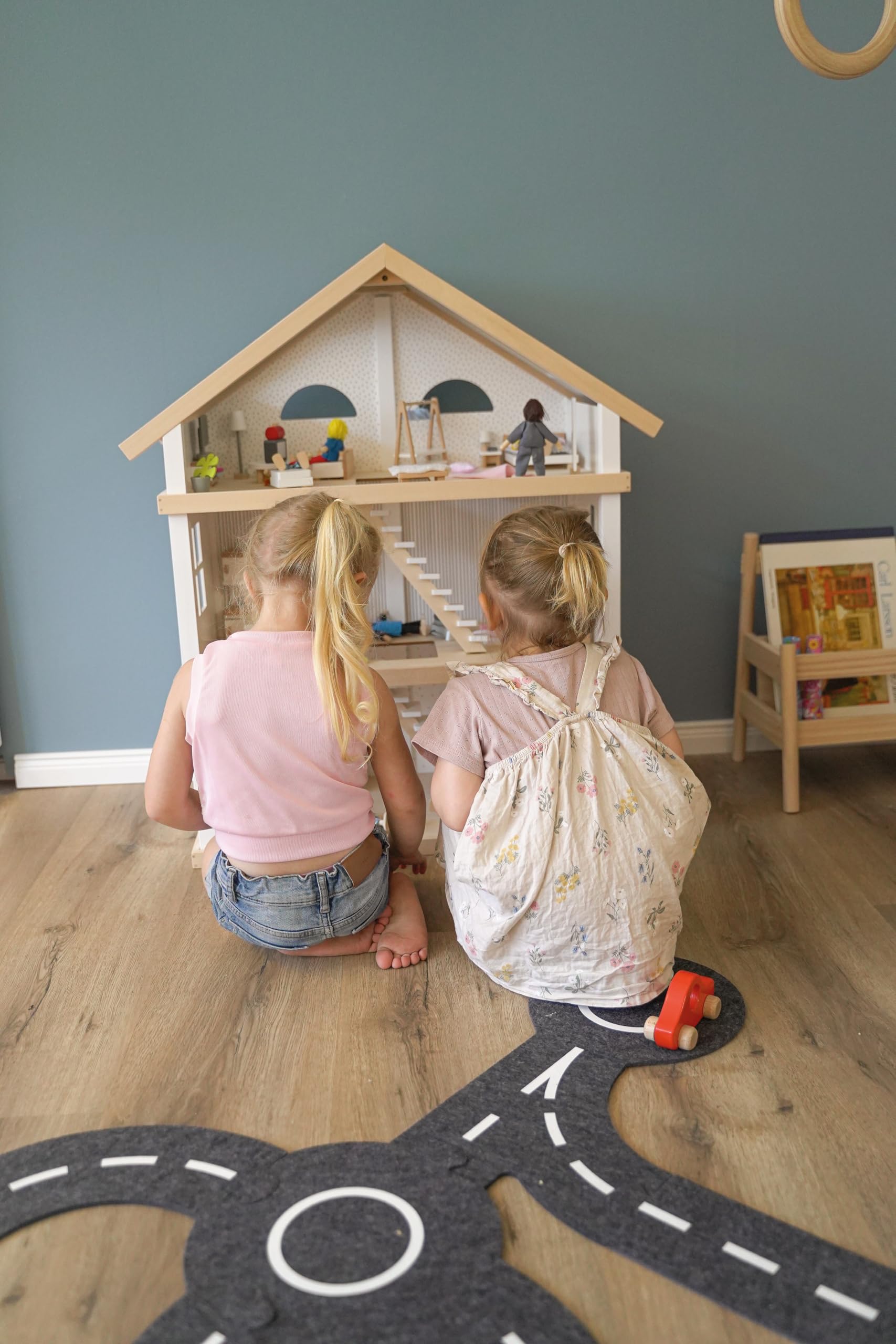 goki 6647 - Puppenhaus Set Lifestyle XL, 72 Teile aus Holz & Textil, Möbelset mit Zubehör, Biegepuppenfamilie, Küche, Badezimmer, Schlafzimmer, Wohnzimmer, 65 x 35 x 88cm, ab 3 Jahre