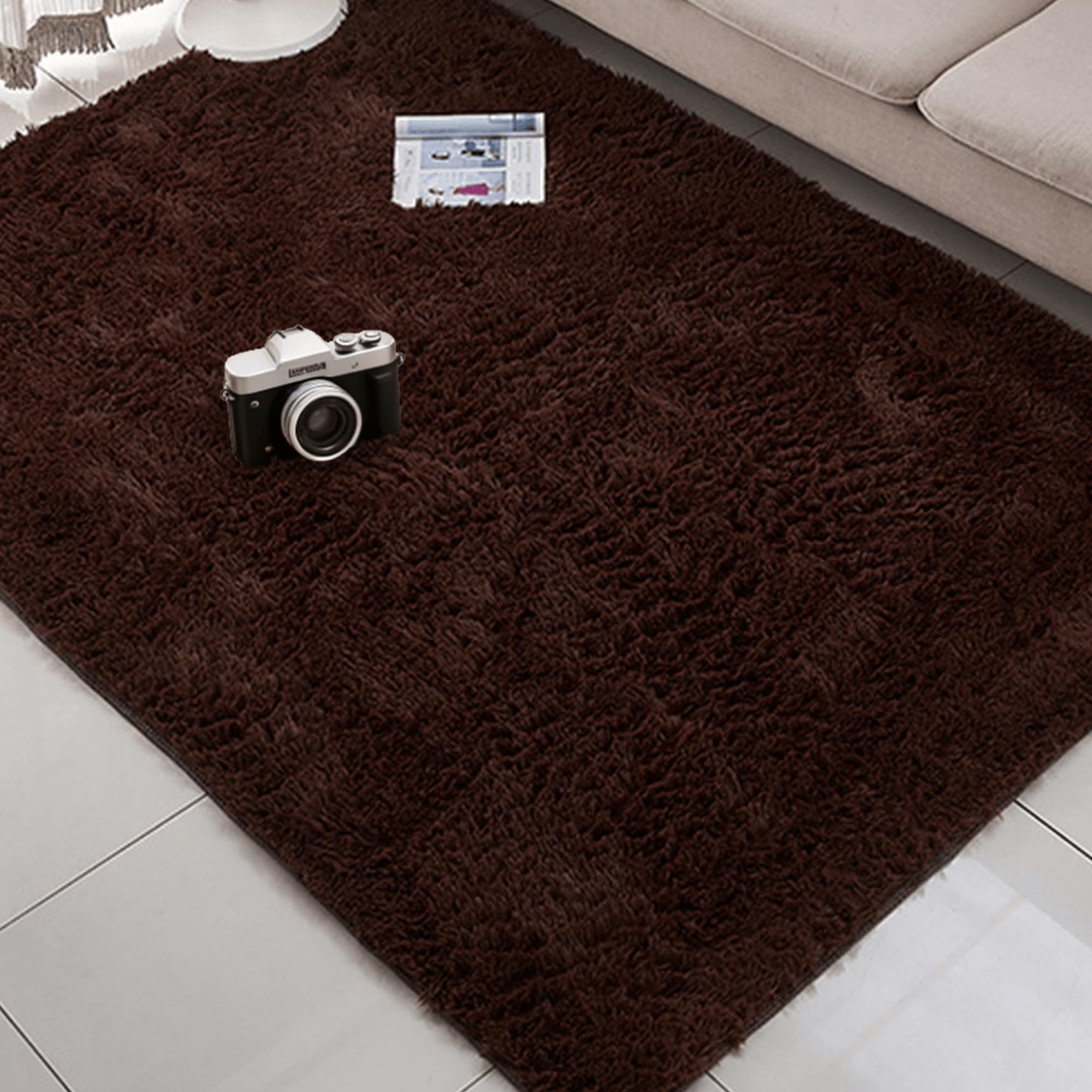 Tapis salon shaggy pour réchauffer un grand sol froid en carrelage ou parquet