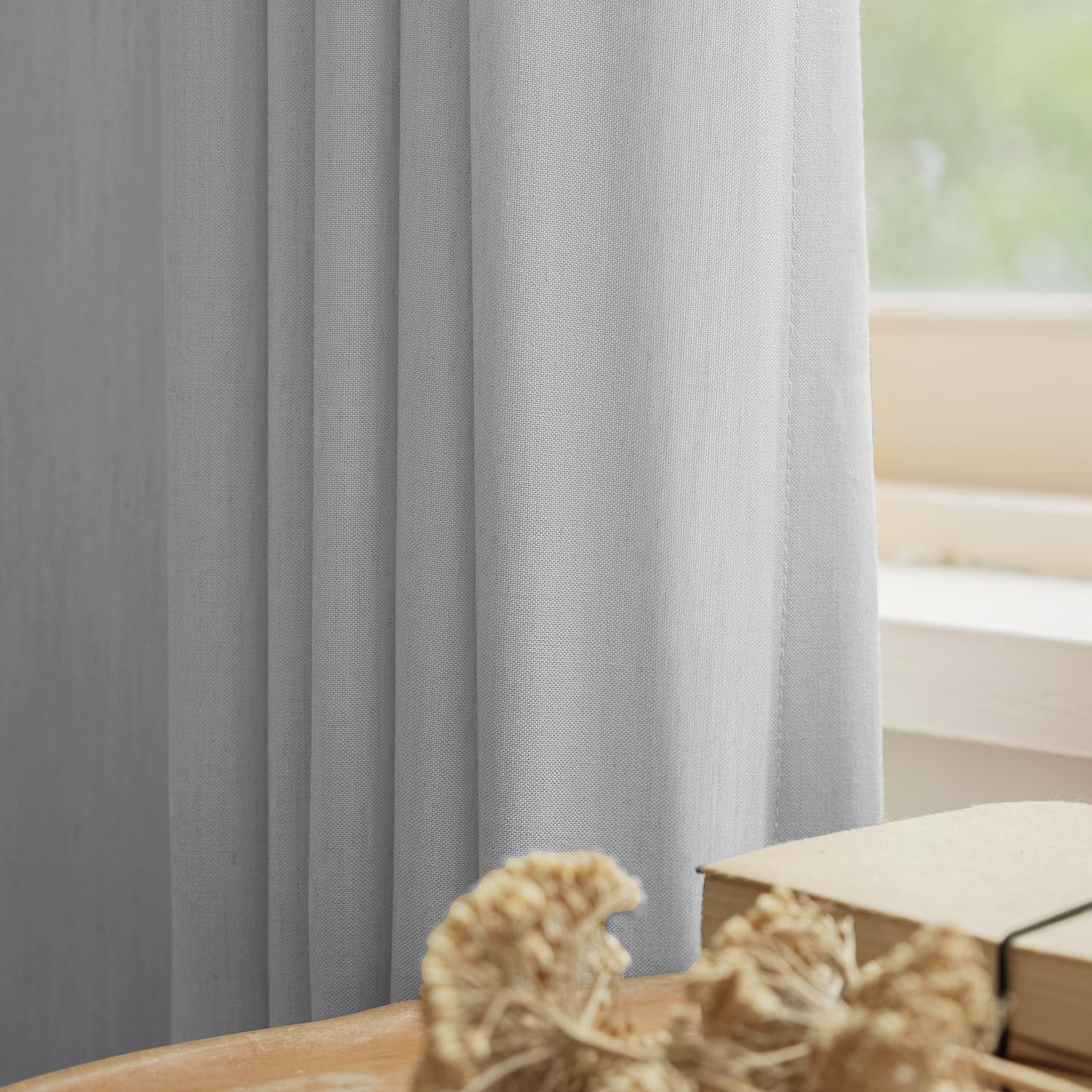Cortinas traslúcidas de algodón para renovar el salón comedor con un estilo acogedor