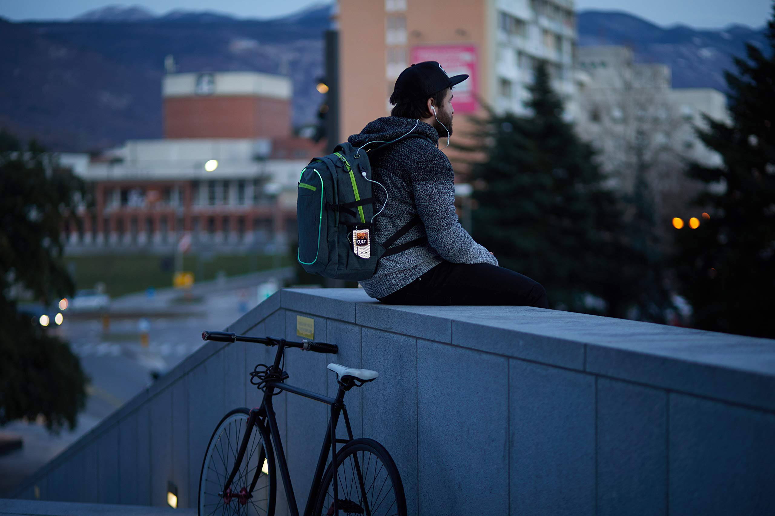 Wheel-Bee Rucksack Revolution, mit integriertem LED Licht (grün) und Reflektorstreifen für Sicherheit und Sichtbarkeit, 30 Liter Volumen, viele Fächer