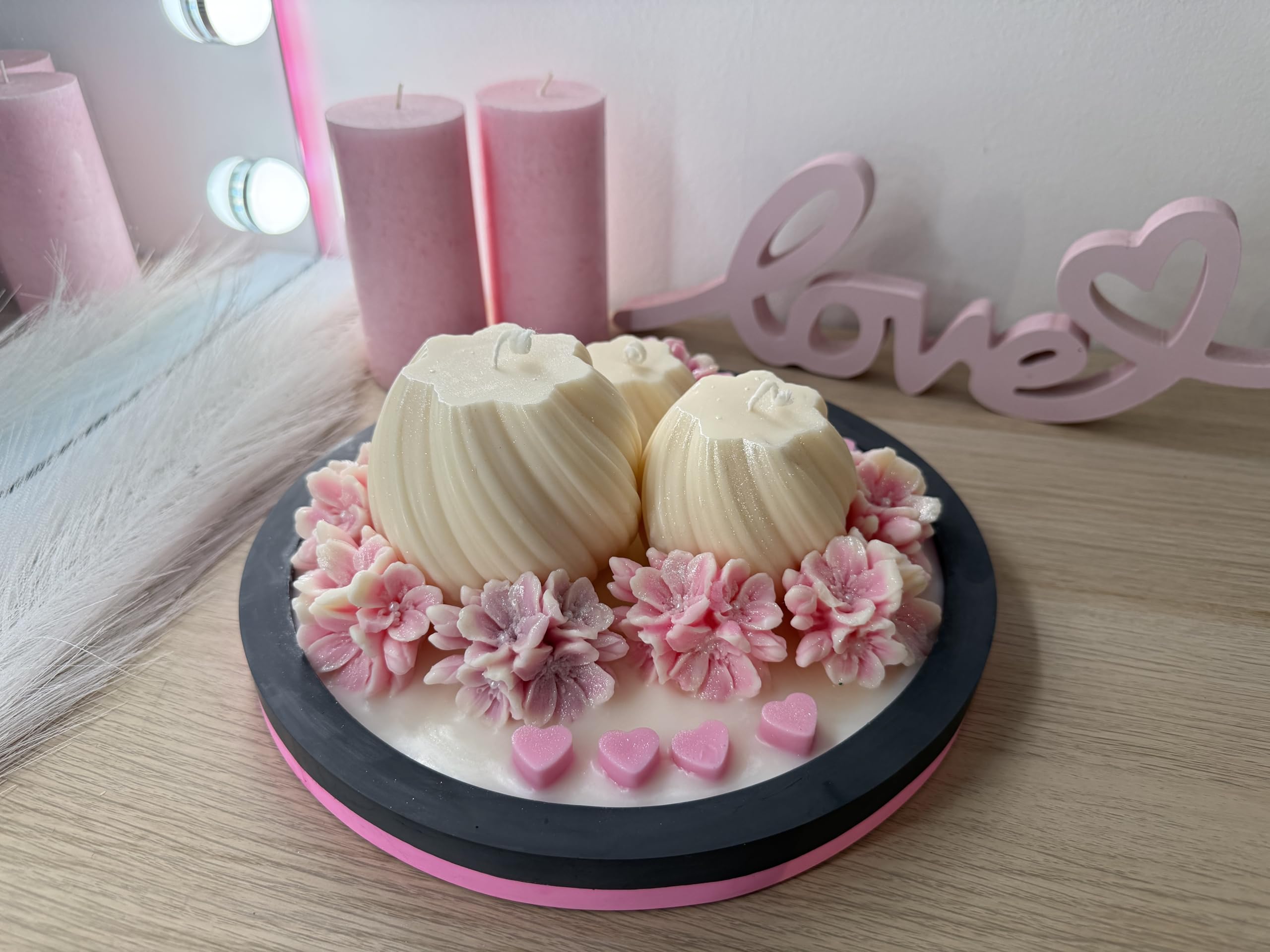 LuRi Design personalisierte XXL Kerzenschale mit 3 Designkerzen – handgegossene Deko-Schale mit Blumenkerzen – individuelles Geschenk zur Hochzeit, Verlobung oder zum Jahrestag