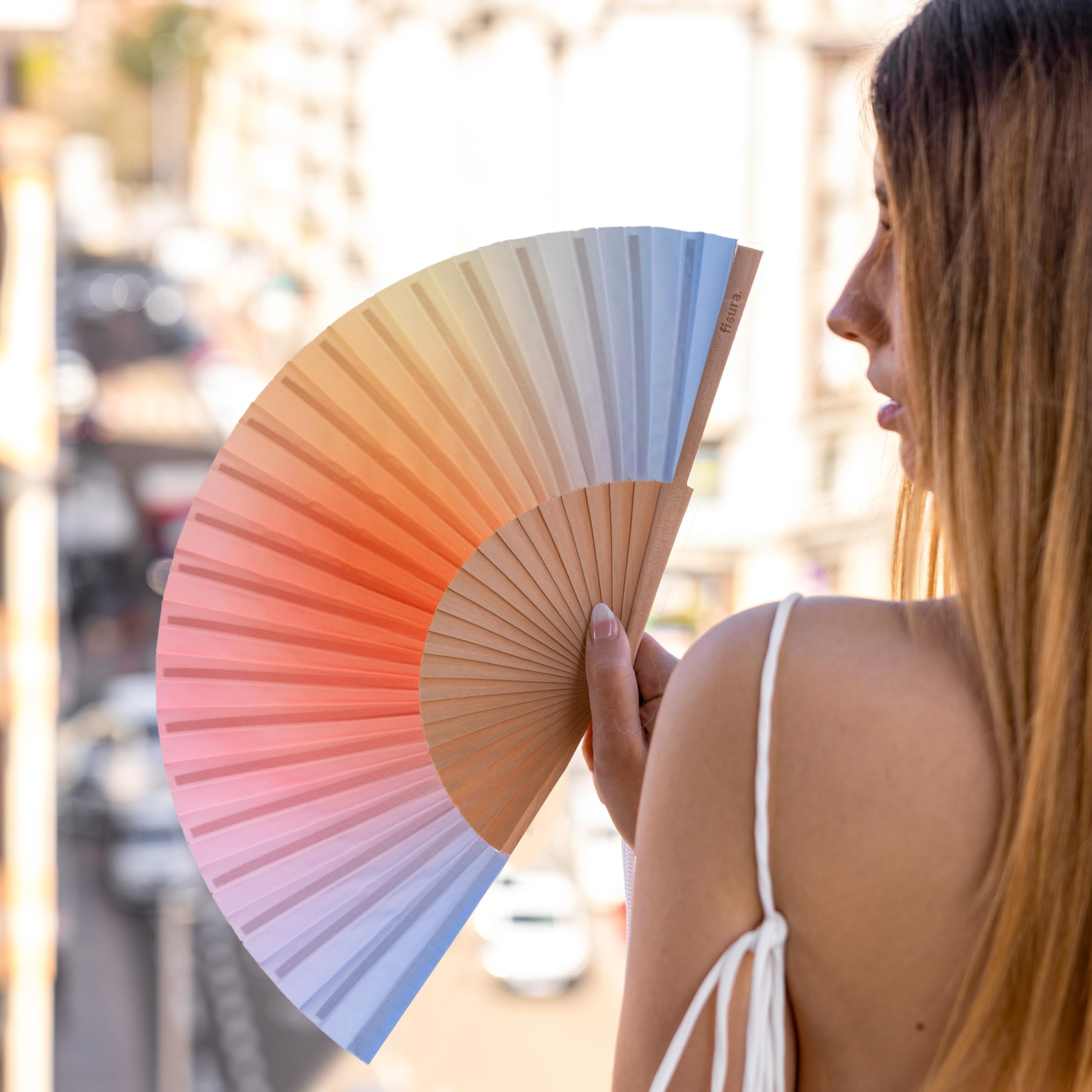 Fisura – Abanico original con estampado de ondas y rayas. Abanico de madera moderno y colorido. Ventilador de mano rosa y verde. Colgador incluido. (Degradado, azul y naranja)