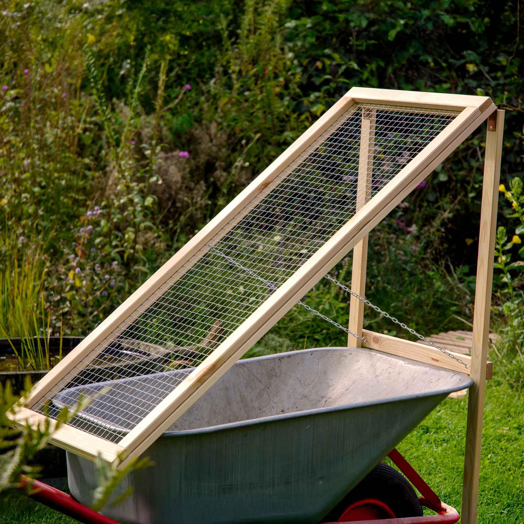 dobar® Green Label Kompostsieb stehend aus Douglasie - Durchwurfsieb mit Stahldraht 10 x 10 mm - Gartensieb für Kompost, Erde - 110 x 52 cm