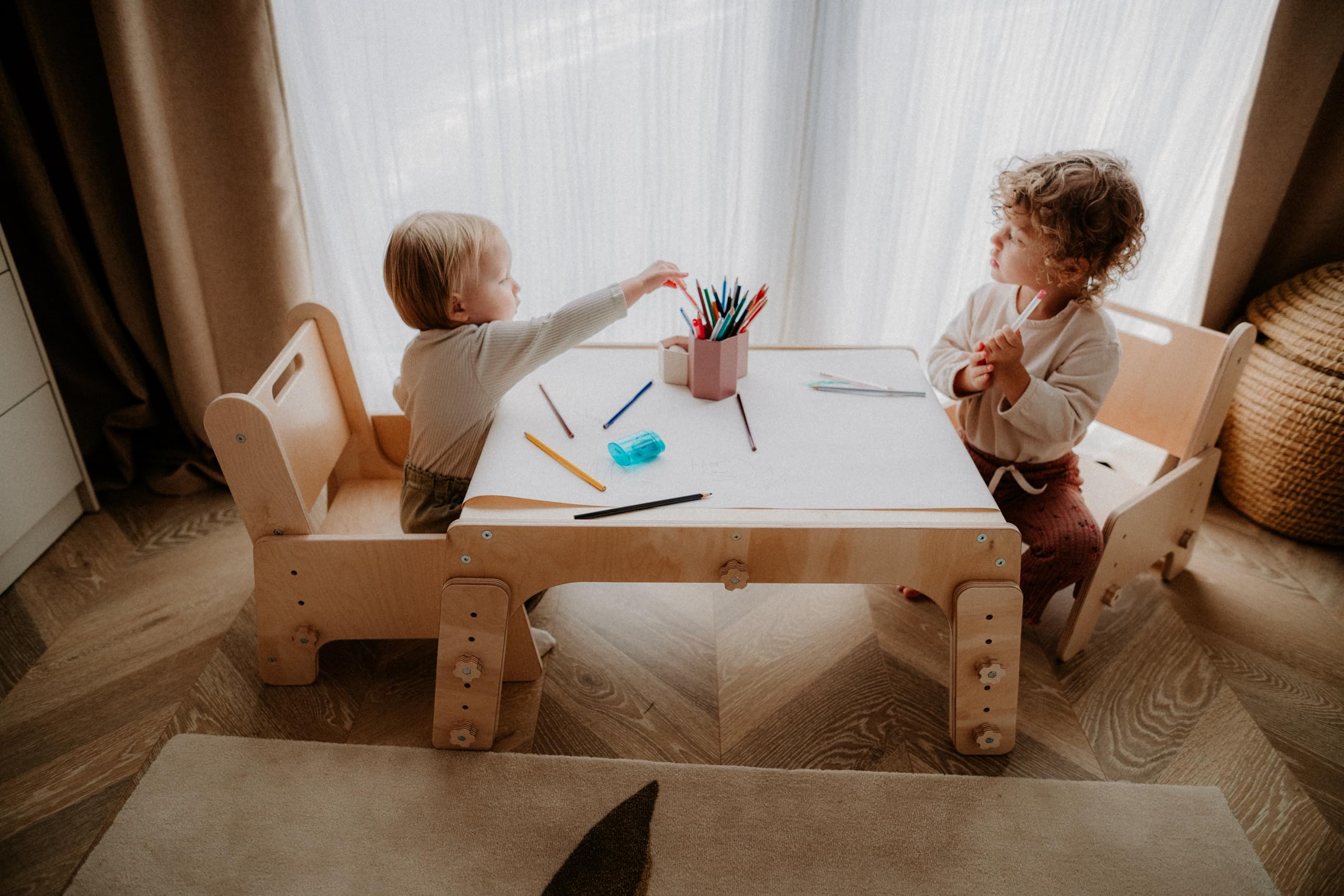Mitwachsender Kindertisch DORI – Montessori Tisch aus Birkensperrholz, höhenverstellbar 35-43 cm, nachhaltiger Holztisch für Kinder von 1-5 Jahren, hochwertiger Kindermöbel, Farbe: Natural