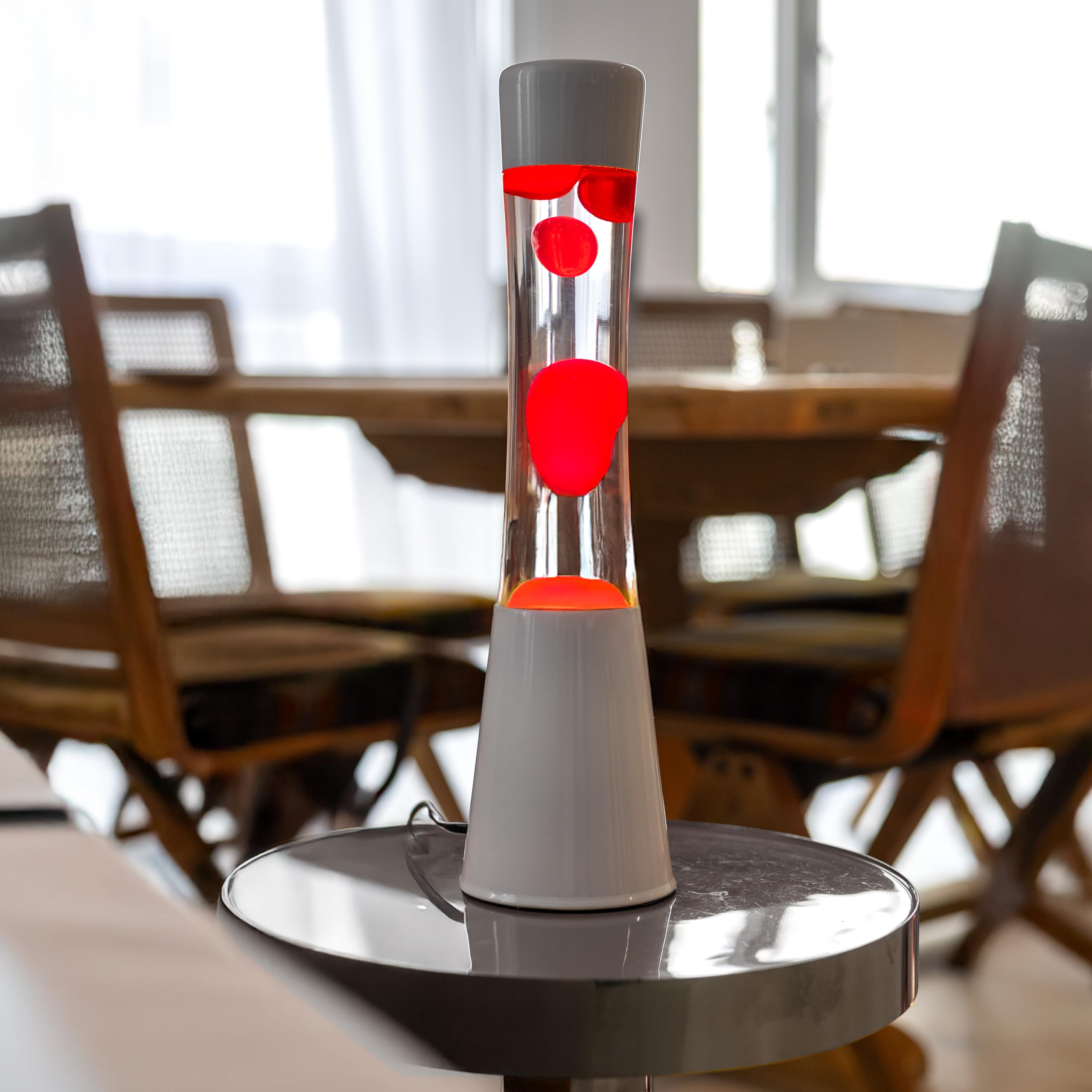 Fisura – Lámpara de lava roja y blanca. Base blanca, líquido transparente y lava roja. Lámpara con efecto relajante. Incluye bombilla de repuesto. 11 cm x 11cm x 41,5 cm.