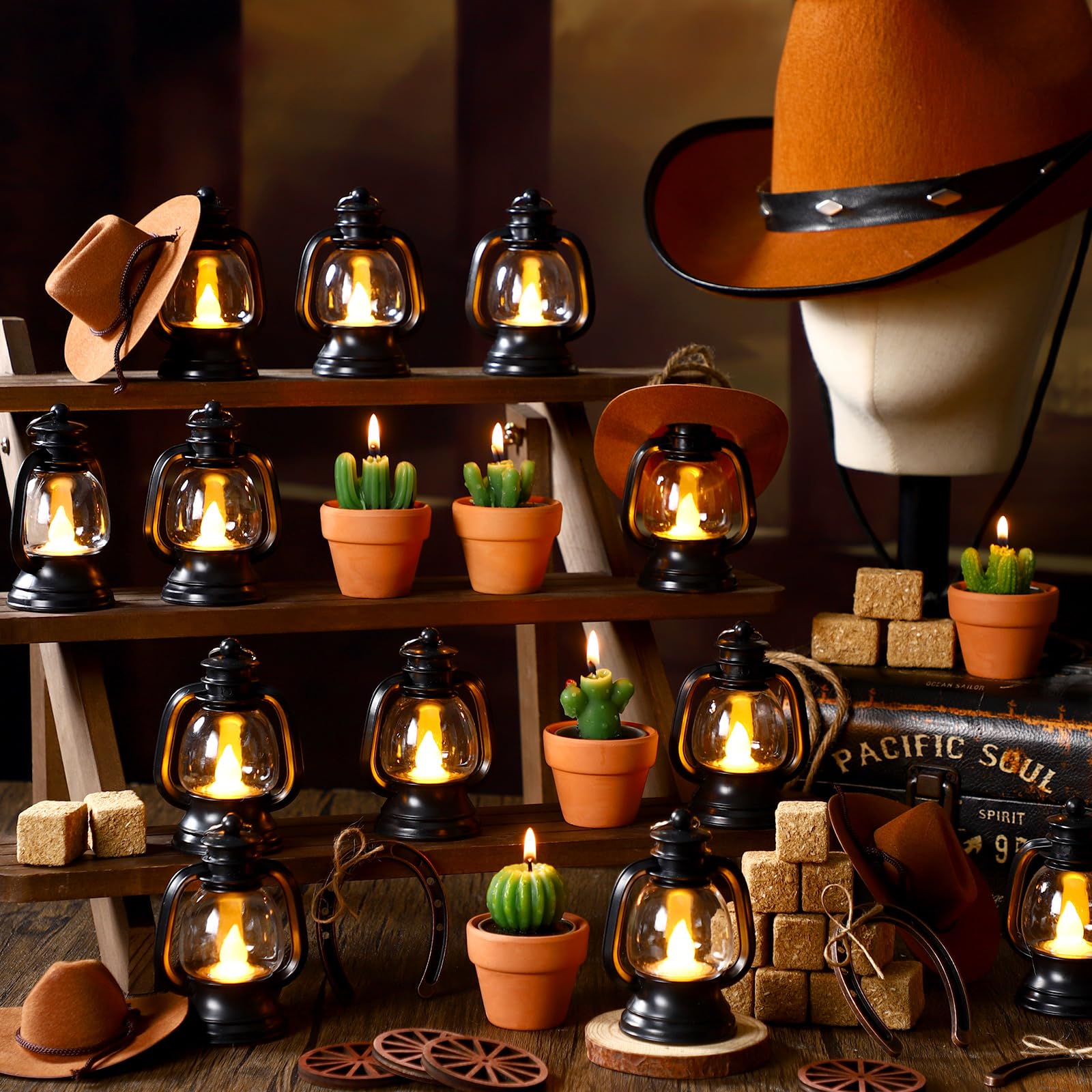 Ferraycle 128 pezzi decorazione per feste a tema occidentale centrotavola mini cappelli da cowboy lanterna con candela LED, lumini cactus, ferro di cavallo, ruota di carro, balle di fieno, corda per