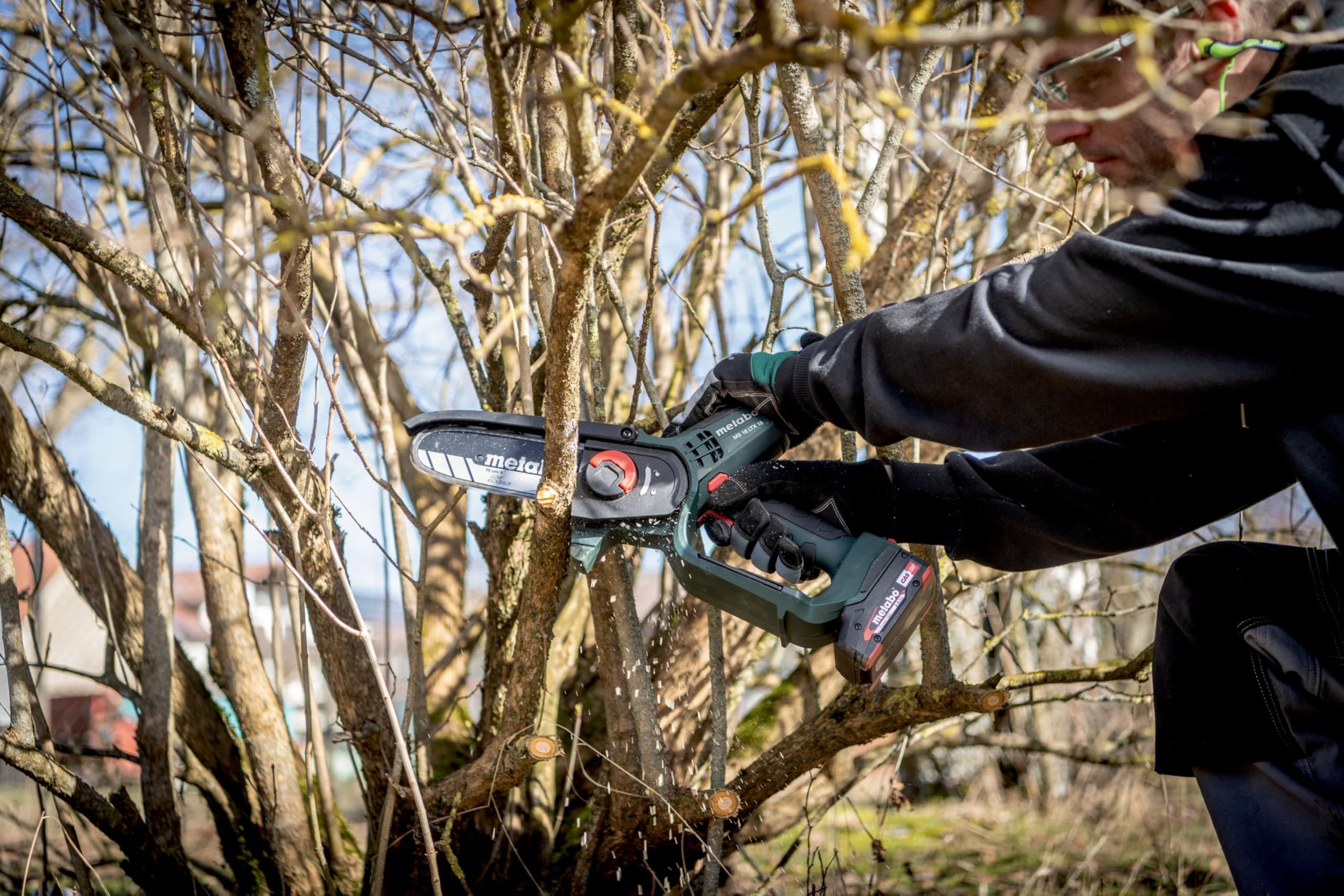 Metabo sega per arbusti a batteria MS 18 LTX 15 – 18V, lama da 15 cm – Ideale per la potatura di alberi e rami verdi, alta velocità della catena – Leggera e maneggevole – Inclusa metaBOX